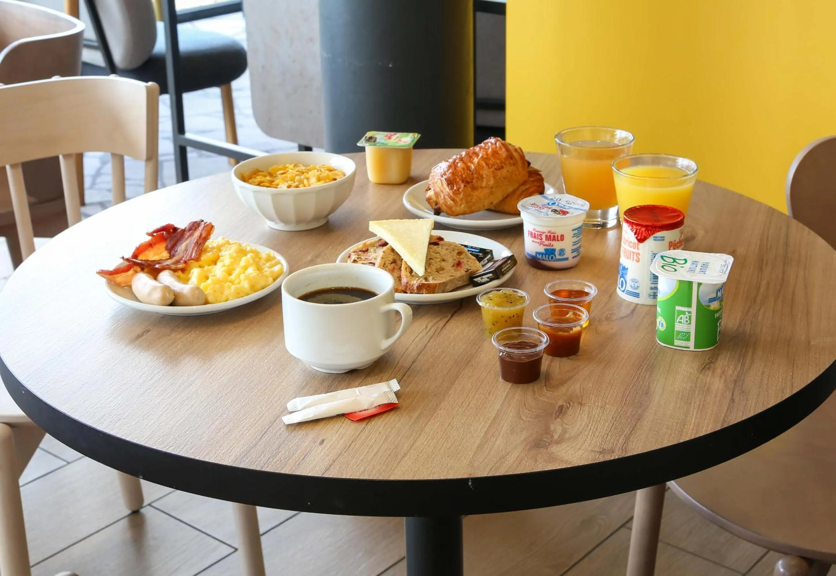 Buffet breakfast in B&B HOTEL Reims Croix Blandin