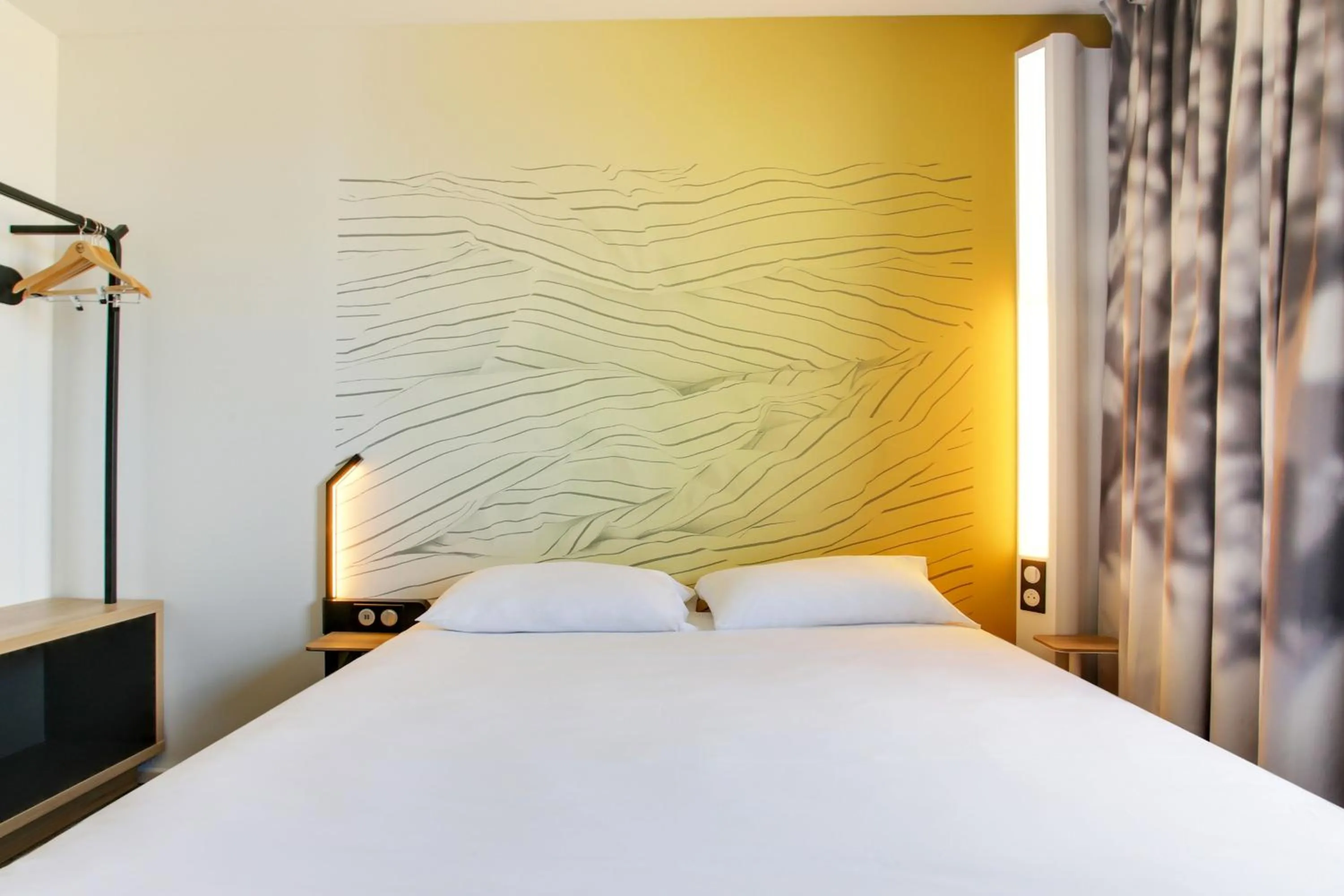 Bedroom, Bed in B&B HOTEL Reims Croix Blandin