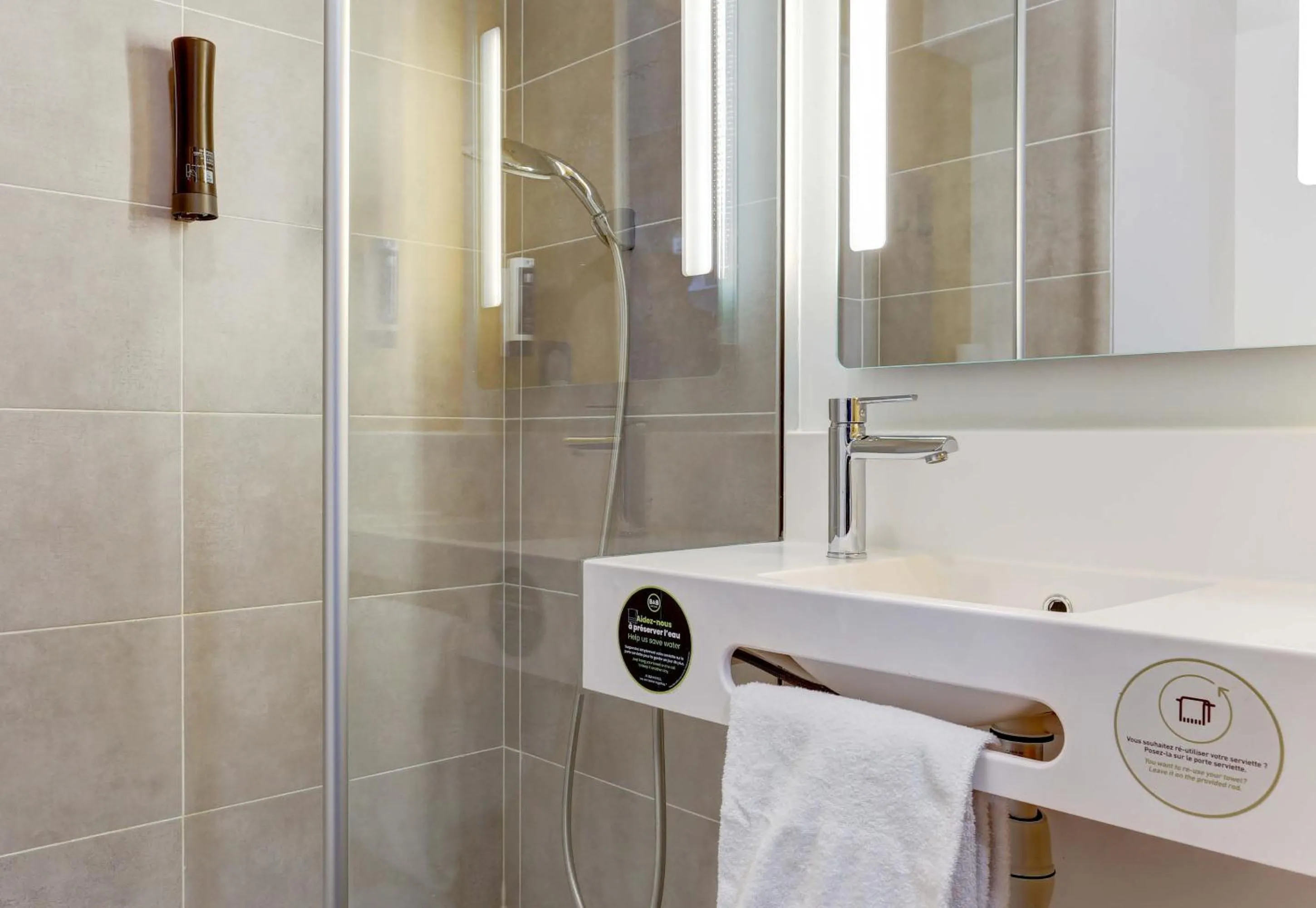 Bathroom in B&B HOTEL Reims Croix Blandin