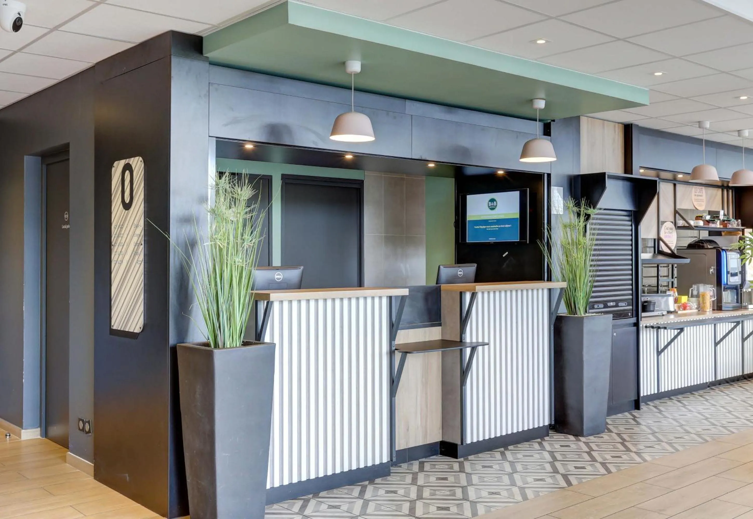 Lobby or reception in B&B HOTEL Reims Croix Blandin