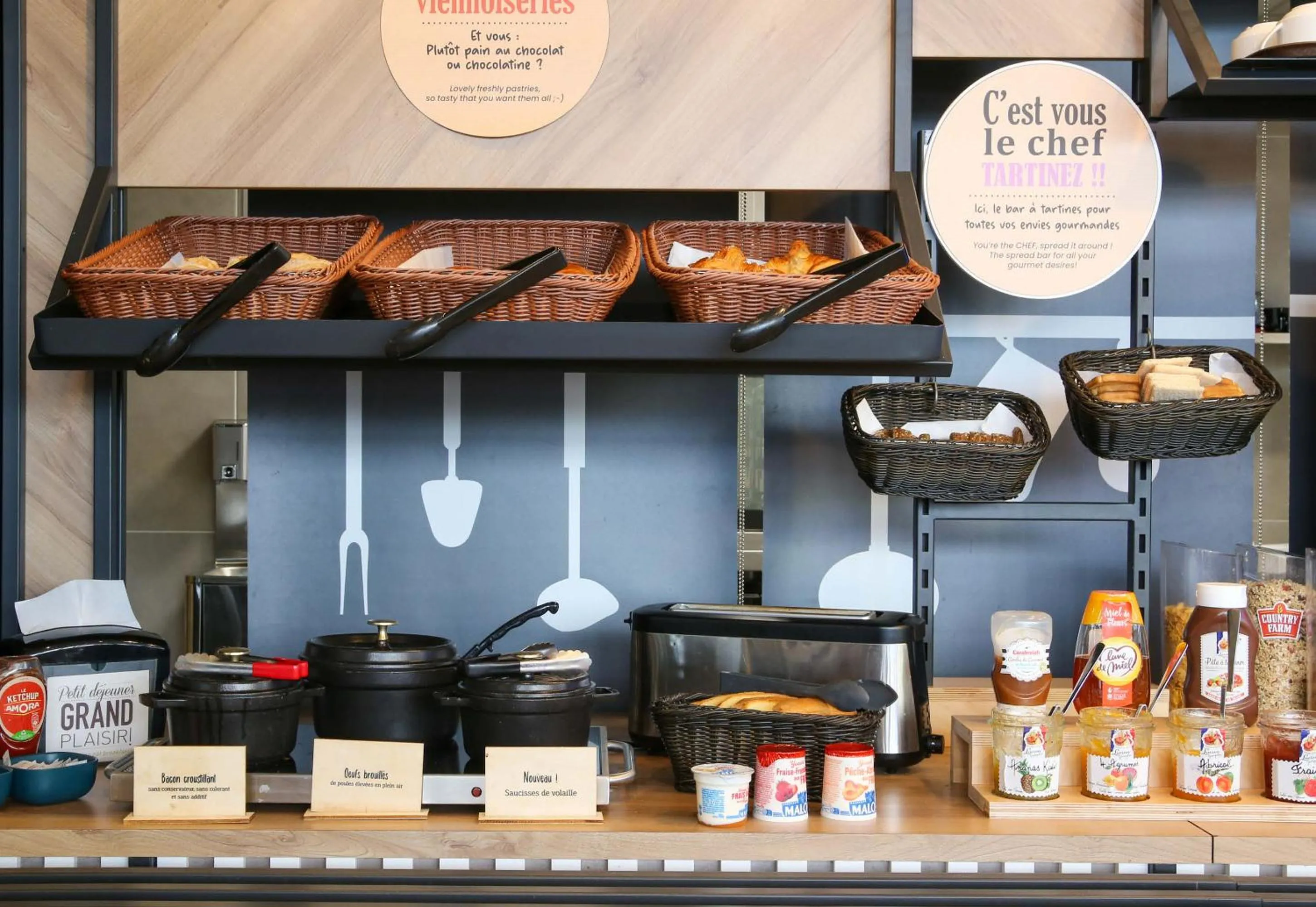 Buffet breakfast in B&B HOTEL Reims Croix Blandin