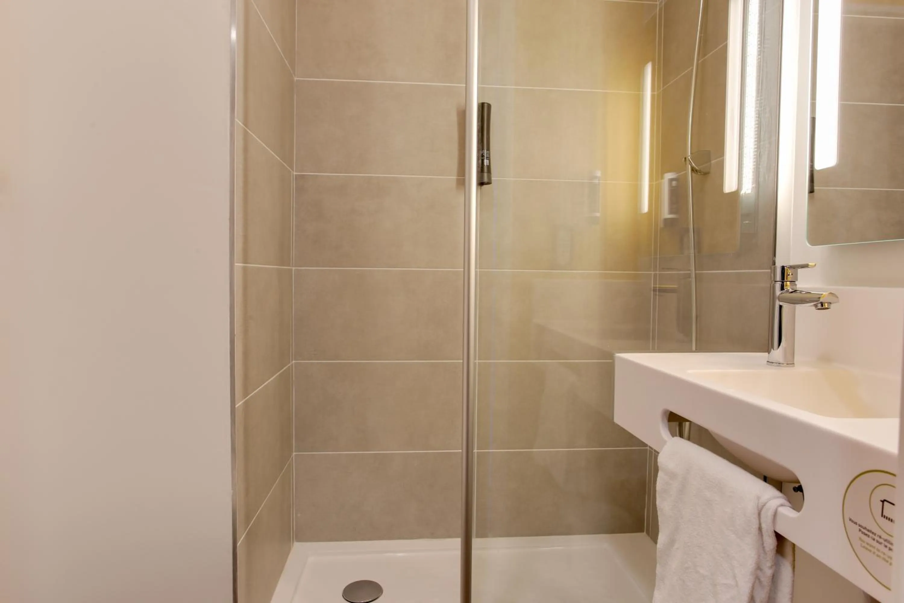 Bathroom in B&B HOTEL Reims Croix Blandin