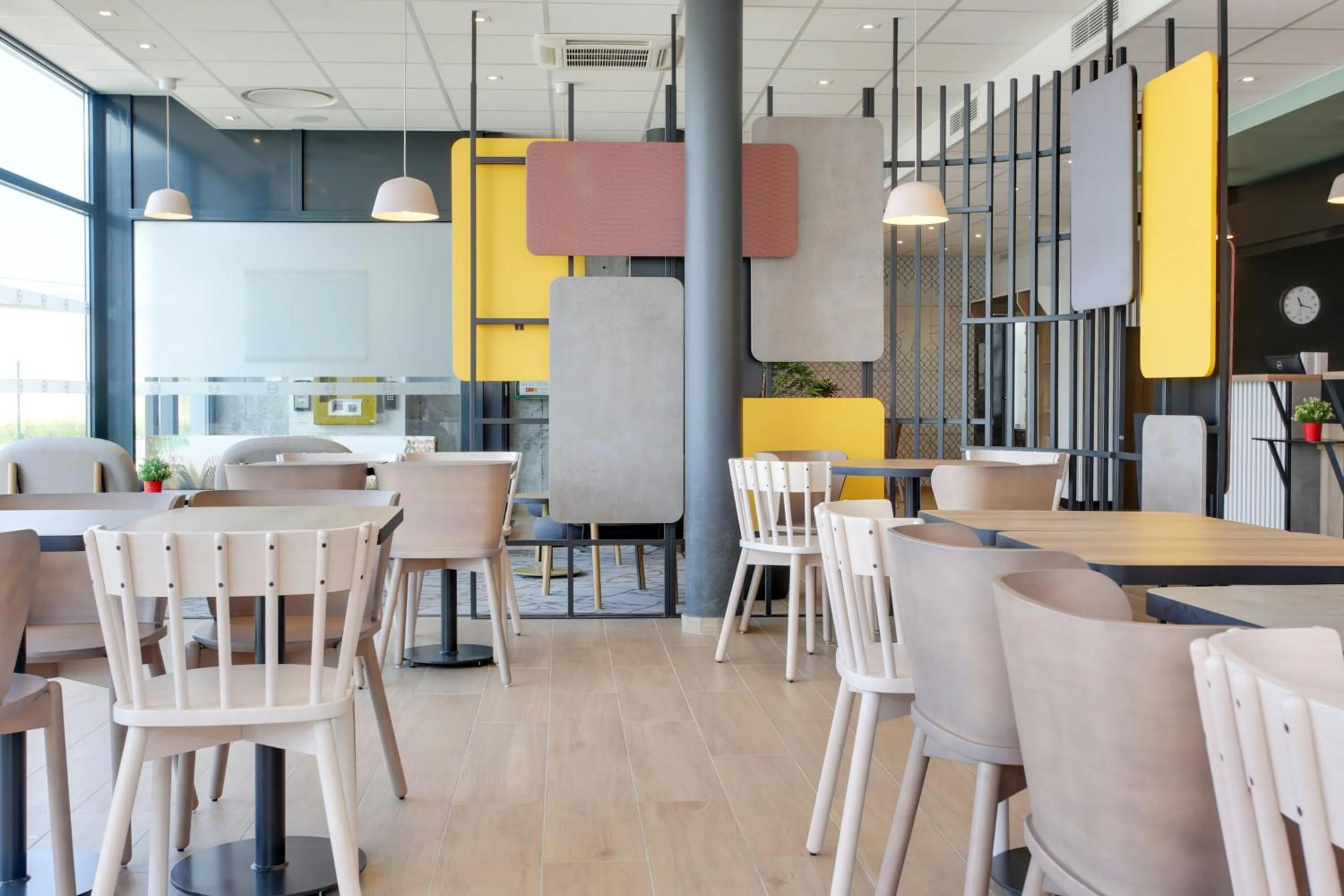 Buffet breakfast in B&B HOTEL Reims Croix Blandin