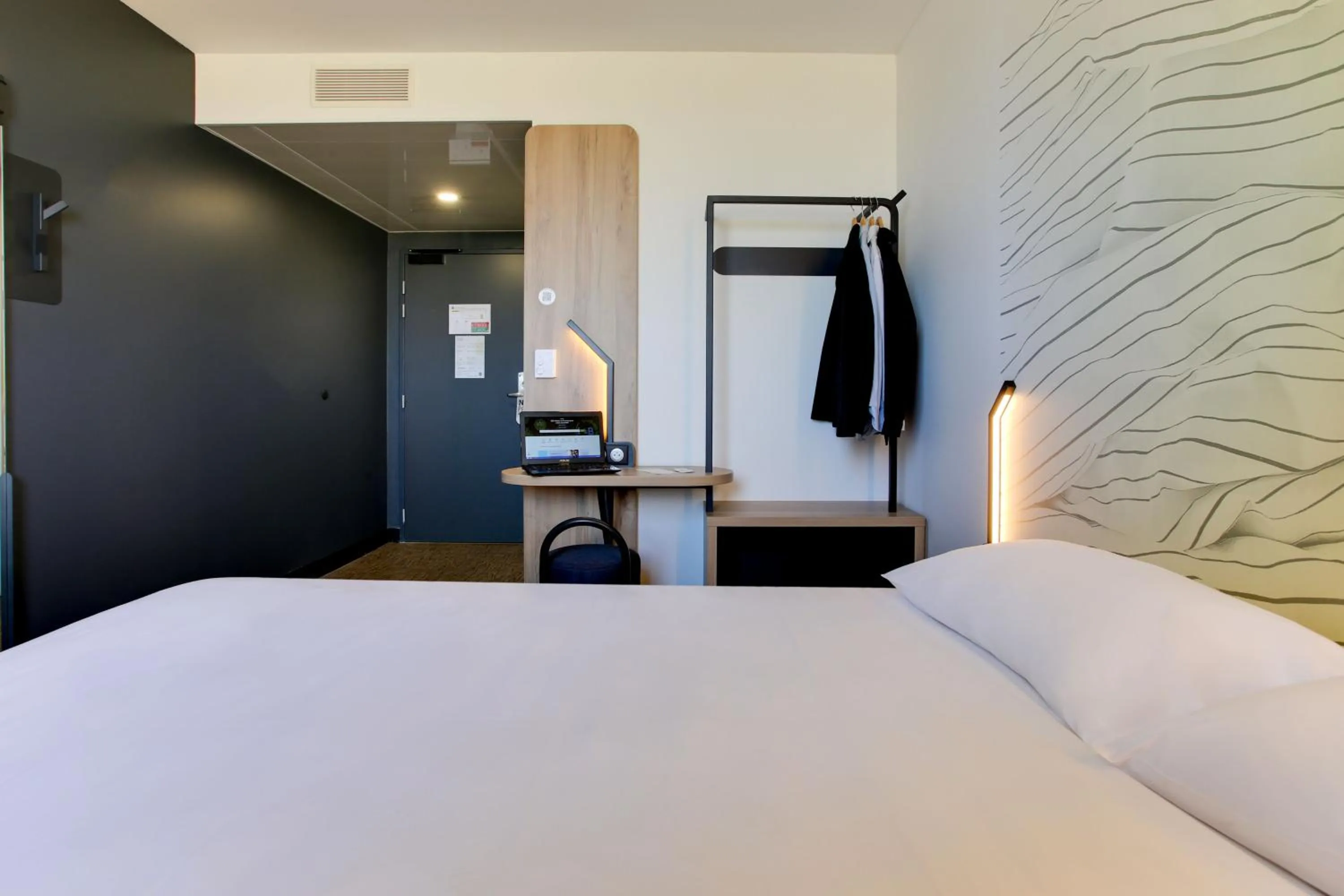 Bedroom, Bed in B&B HOTEL Reims Croix Blandin