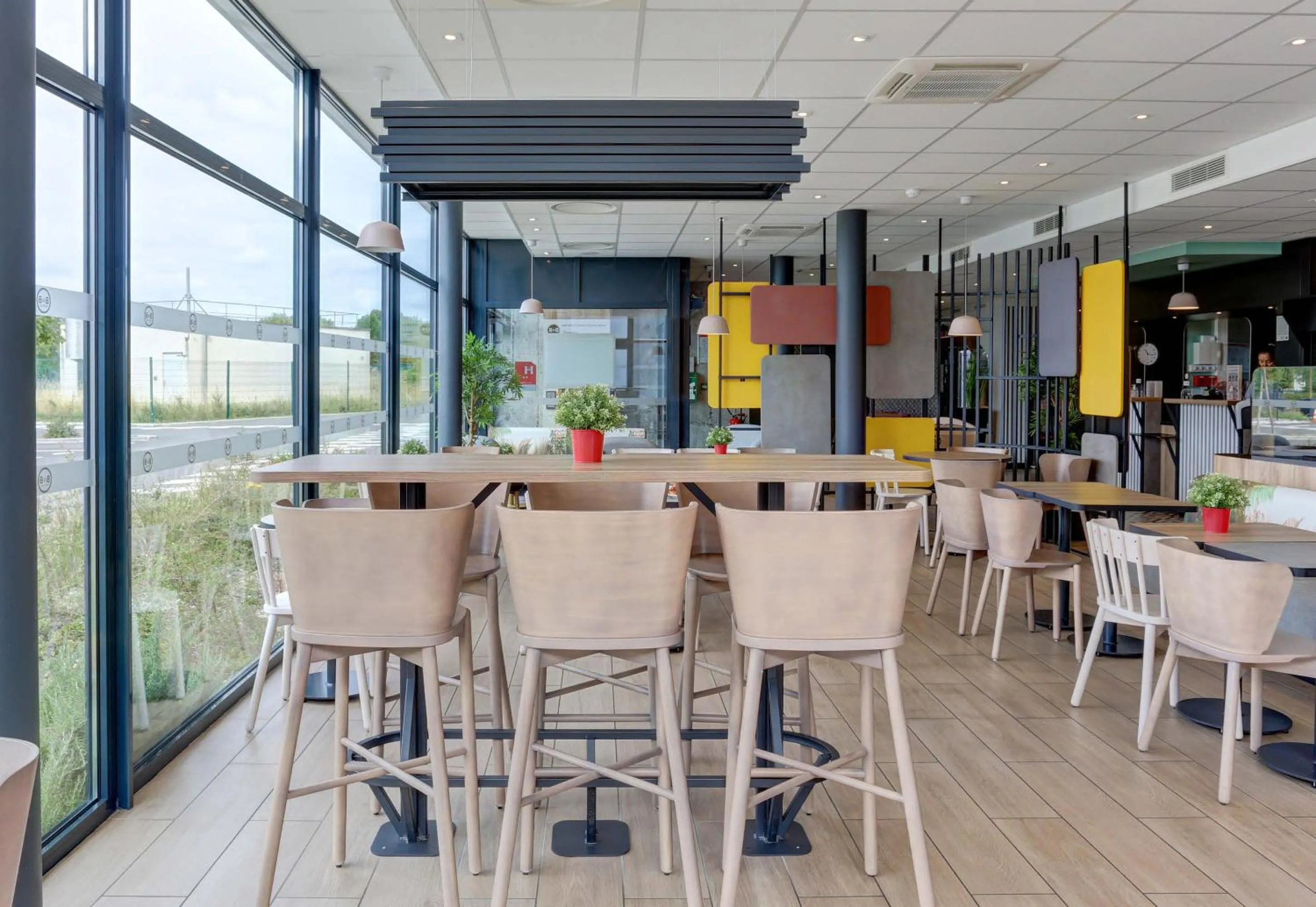 Restaurant/places to eat in B&B HOTEL Reims Croix Blandin