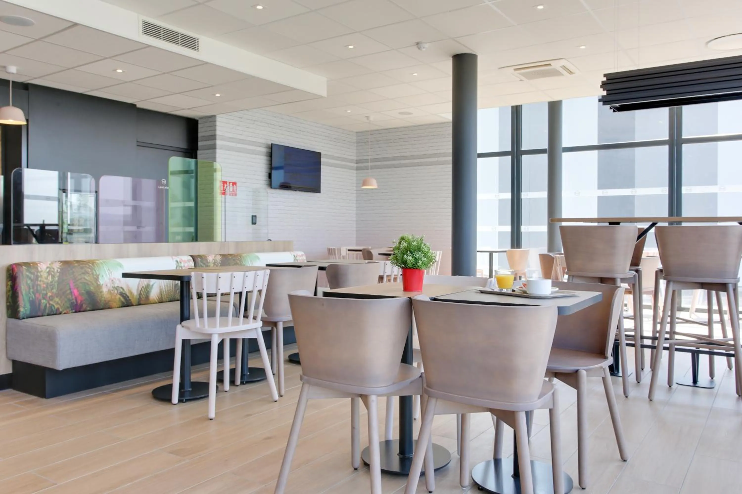 Buffet breakfast in B&B HOTEL Reims Croix Blandin