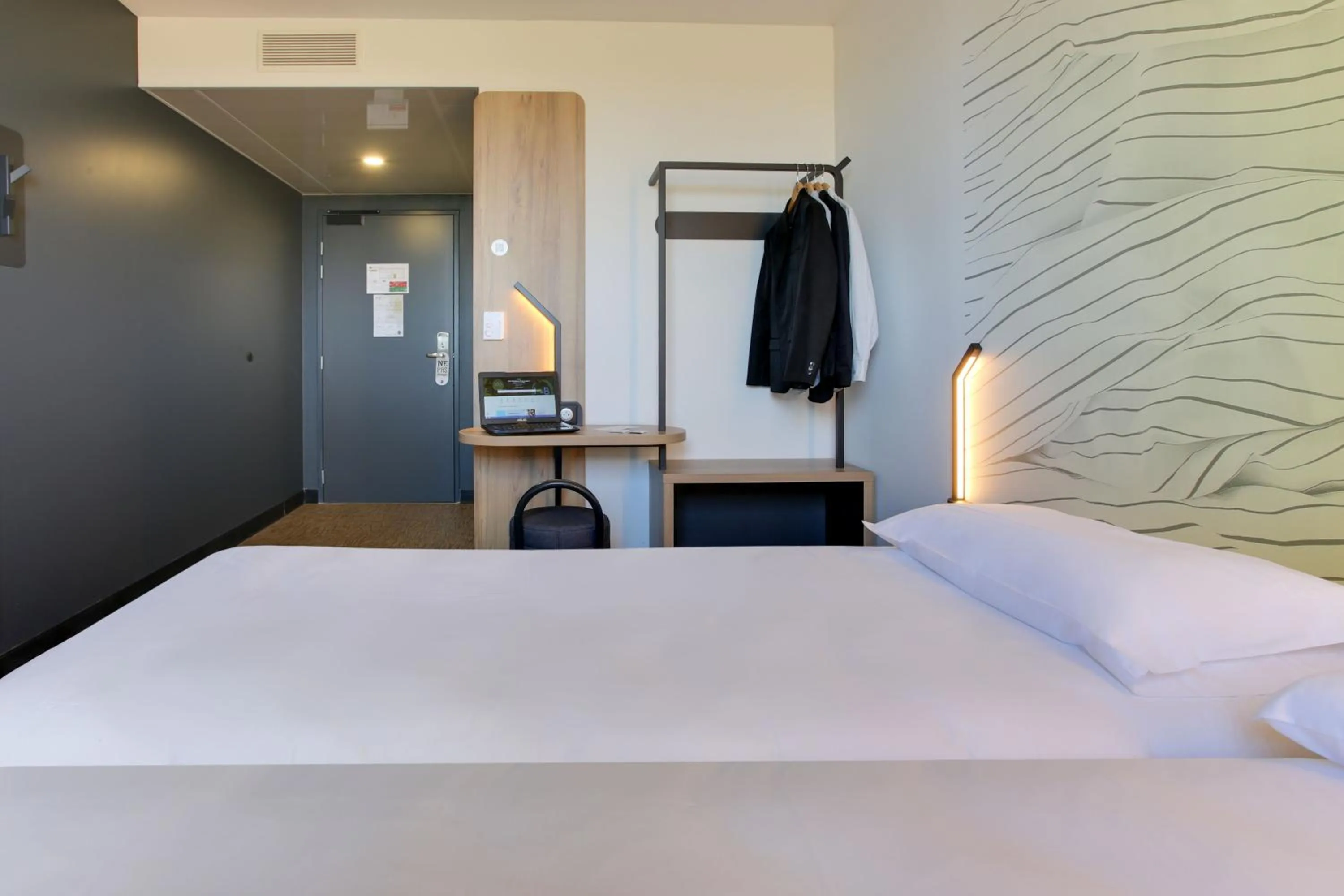 Bedroom, Bed in B&B HOTEL Reims Croix Blandin