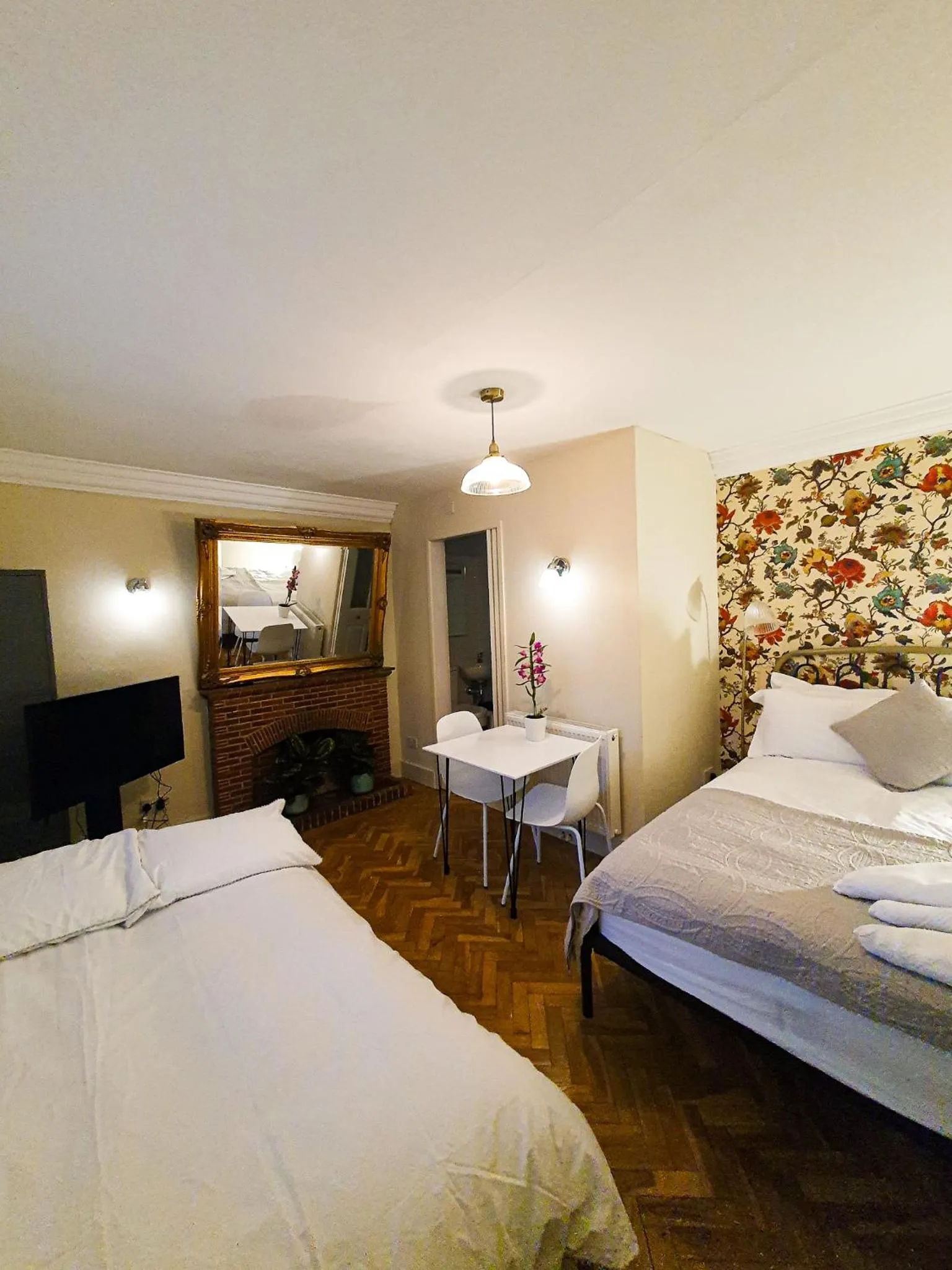 Family, Bed in The Lodge Stanwell