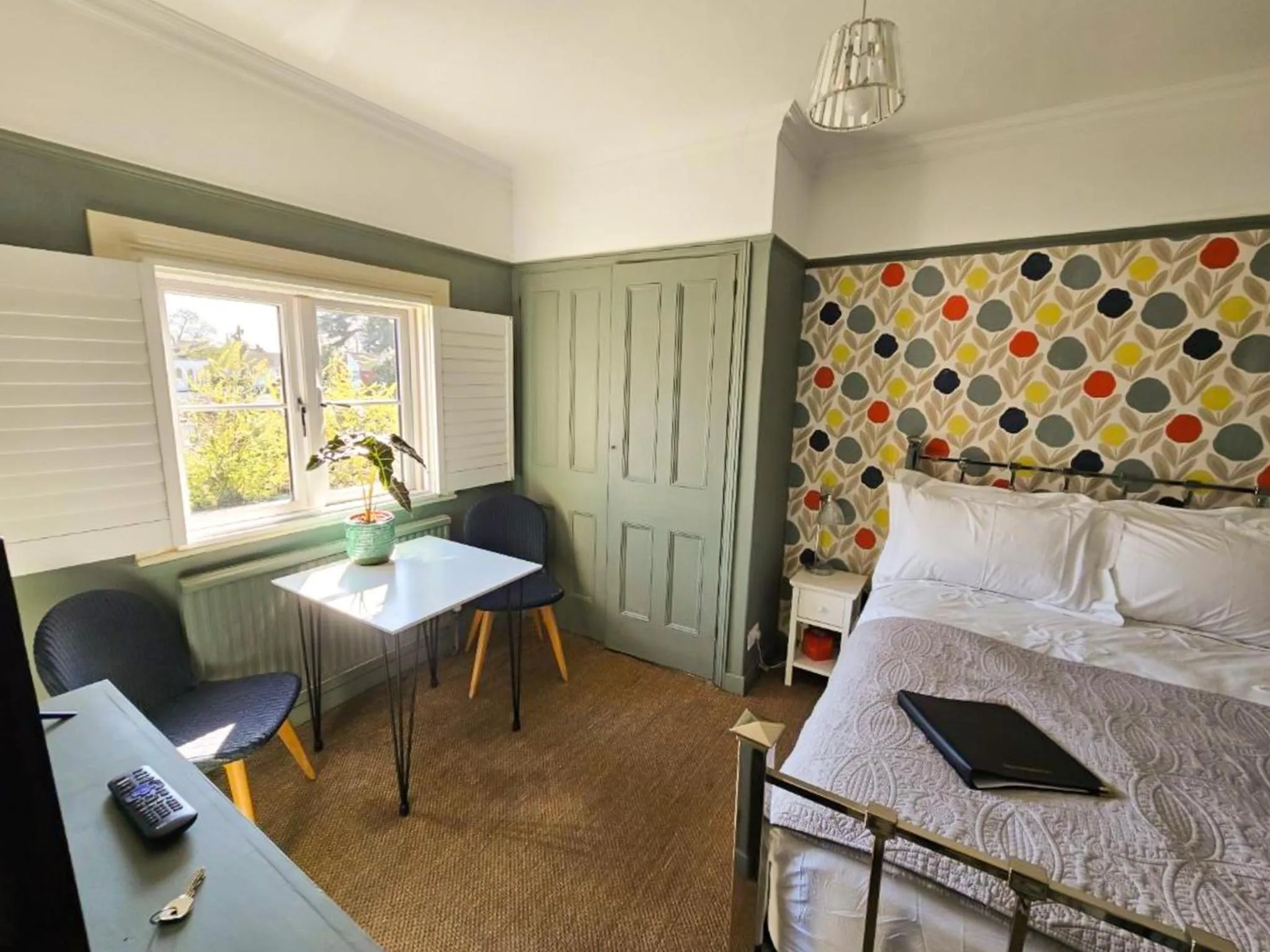 Seating area, Bed in The Lodge Stanwell