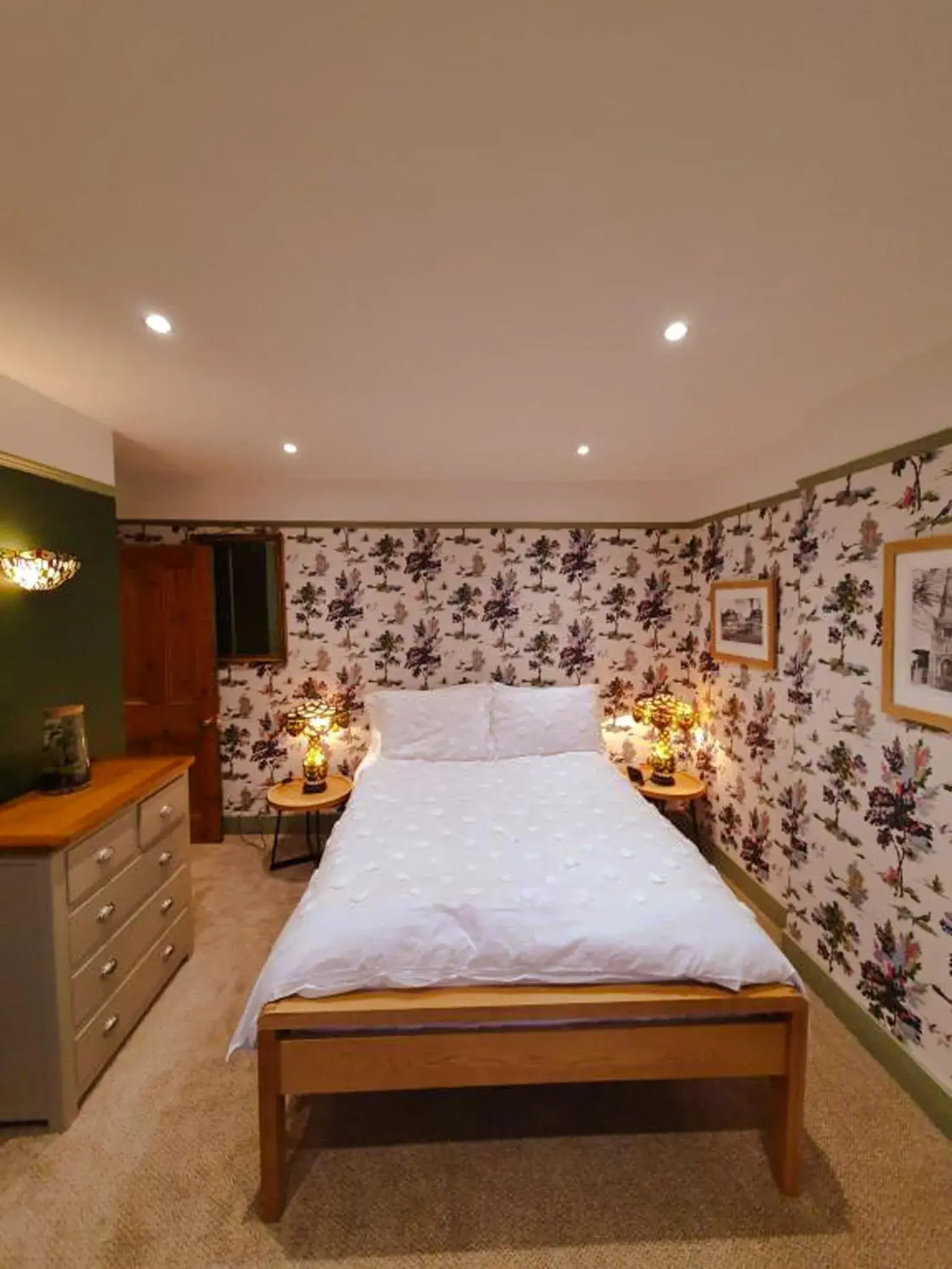 Superior Double Room in The Lodge Stanwell Superior Double Room in The Lodge Stanwell