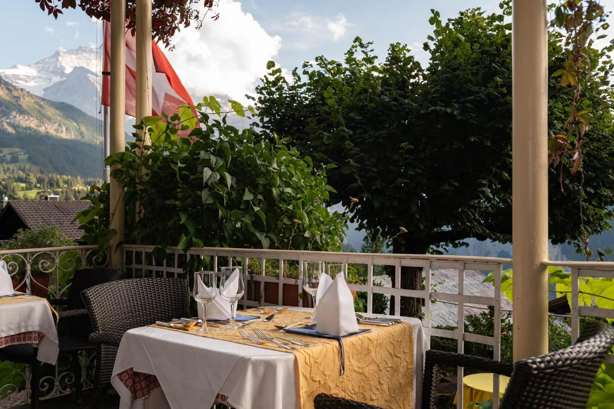 Hotel Bellevue - Traditional Swiss Hideaway