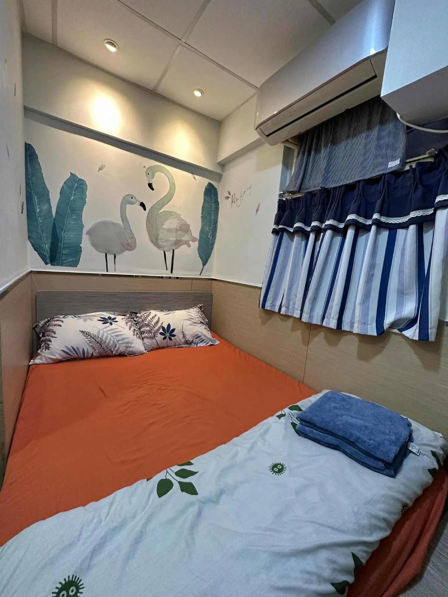 Bed in Royal Paris Guest House 皇家巴黎賓館