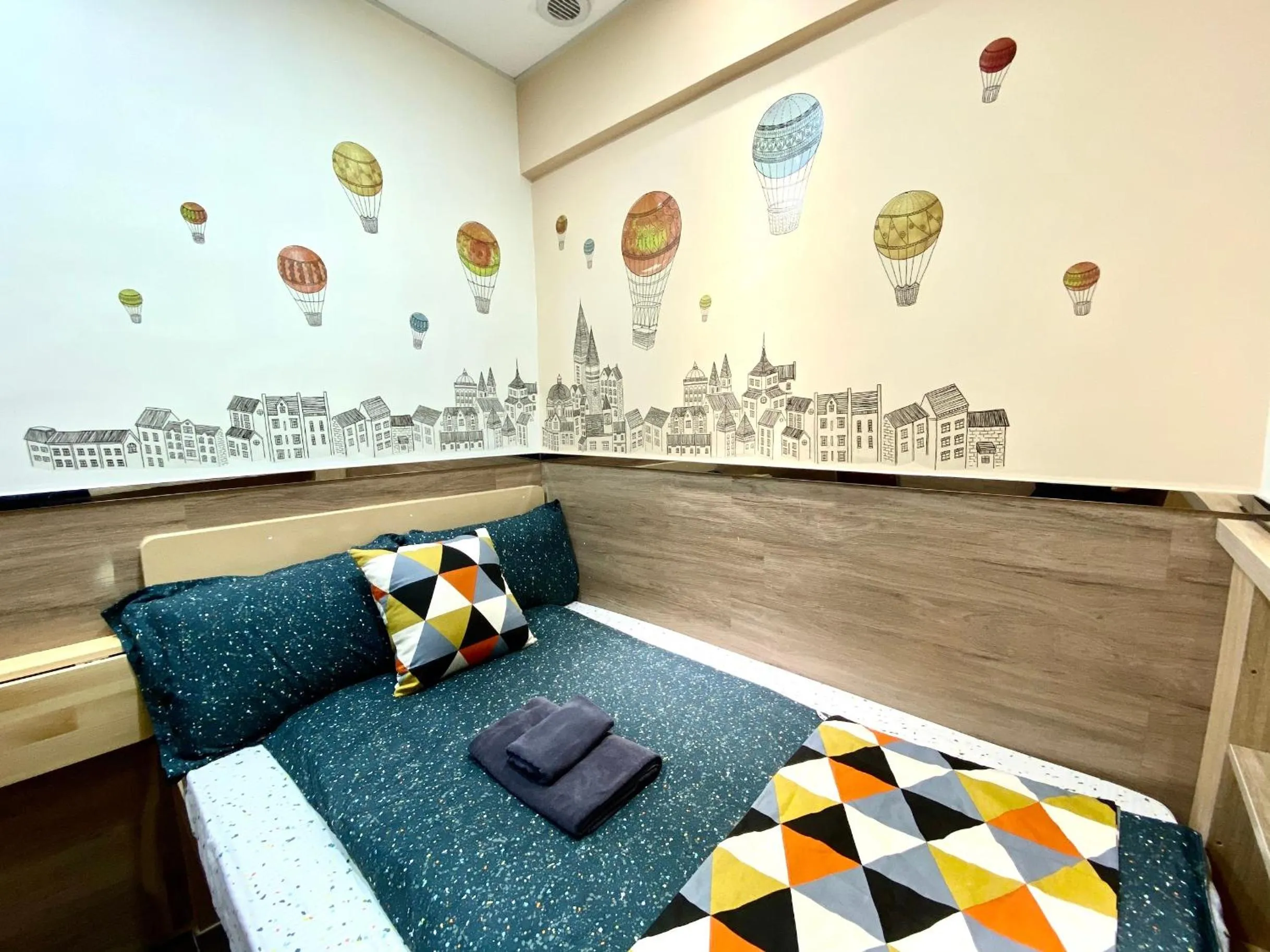 Bed in Royal Paris Guest House 皇家巴黎賓館