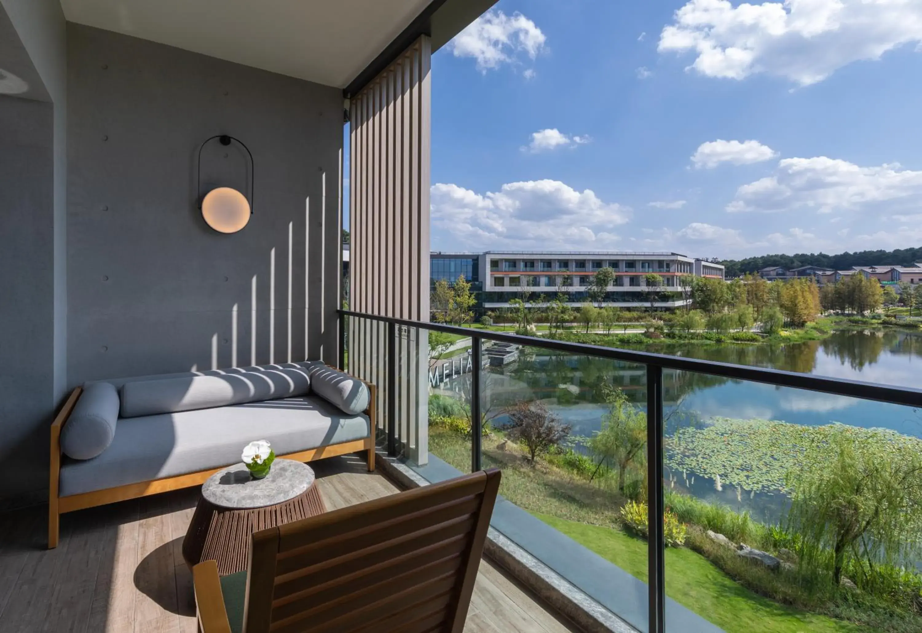 The Level Room with Lake View in Melia Chongqing The Level Room with Lake View in Melia Chongqing