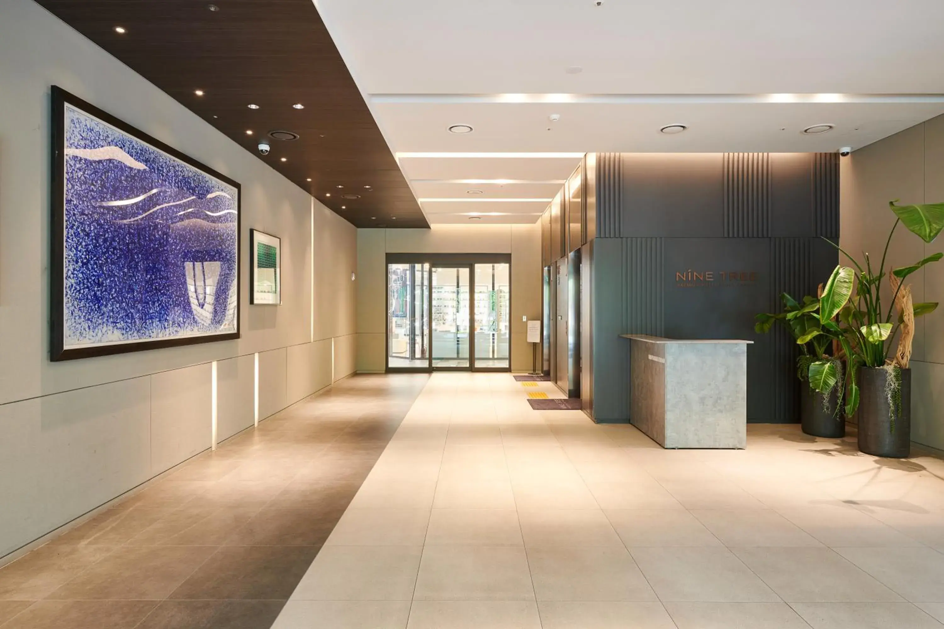 Facade/entrance in Nine Tree by Parnas Seoul Pangyo Facade/entrance in Nine Tree by Parnas Seoul Pangyo