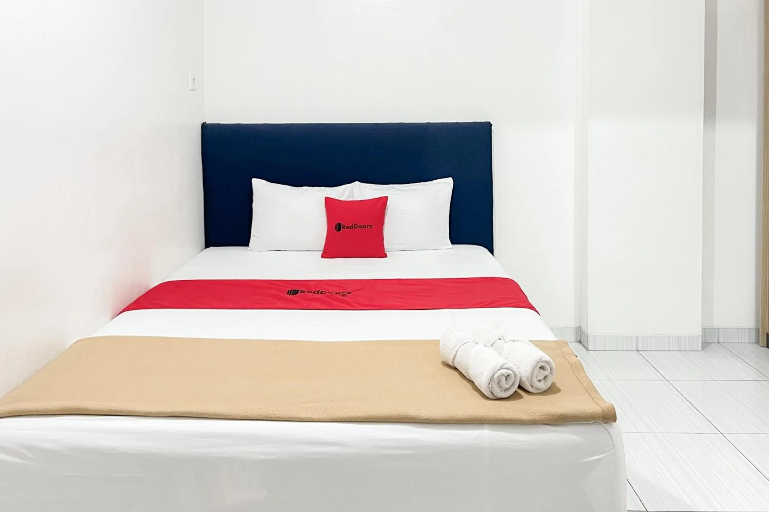 Bedroom, Bed in RedDoorz at Vall Guest House Balikpapan