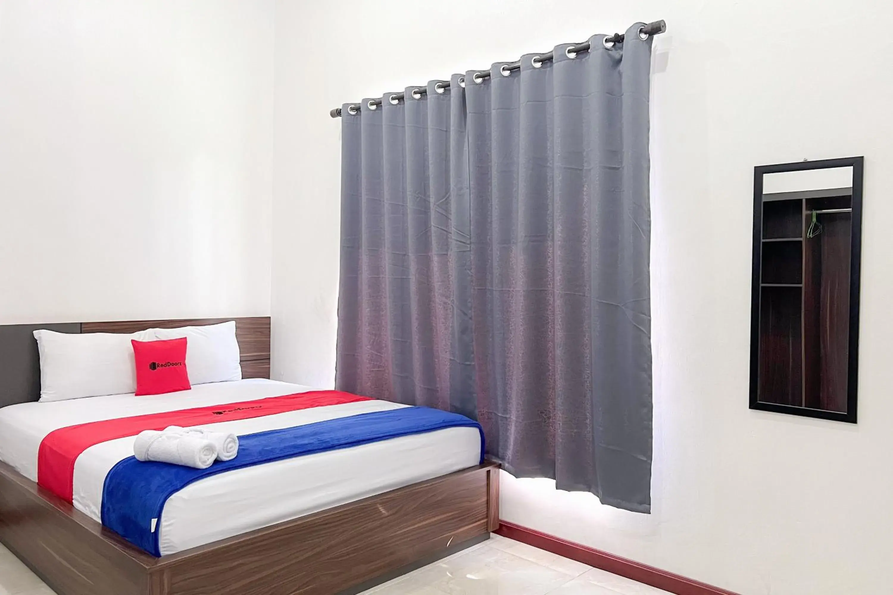 Deluxe Double Room in RedDoorz at Vall Guest House Balikpapan Deluxe Double Room in RedDoorz at Vall Guest House Balikpapan