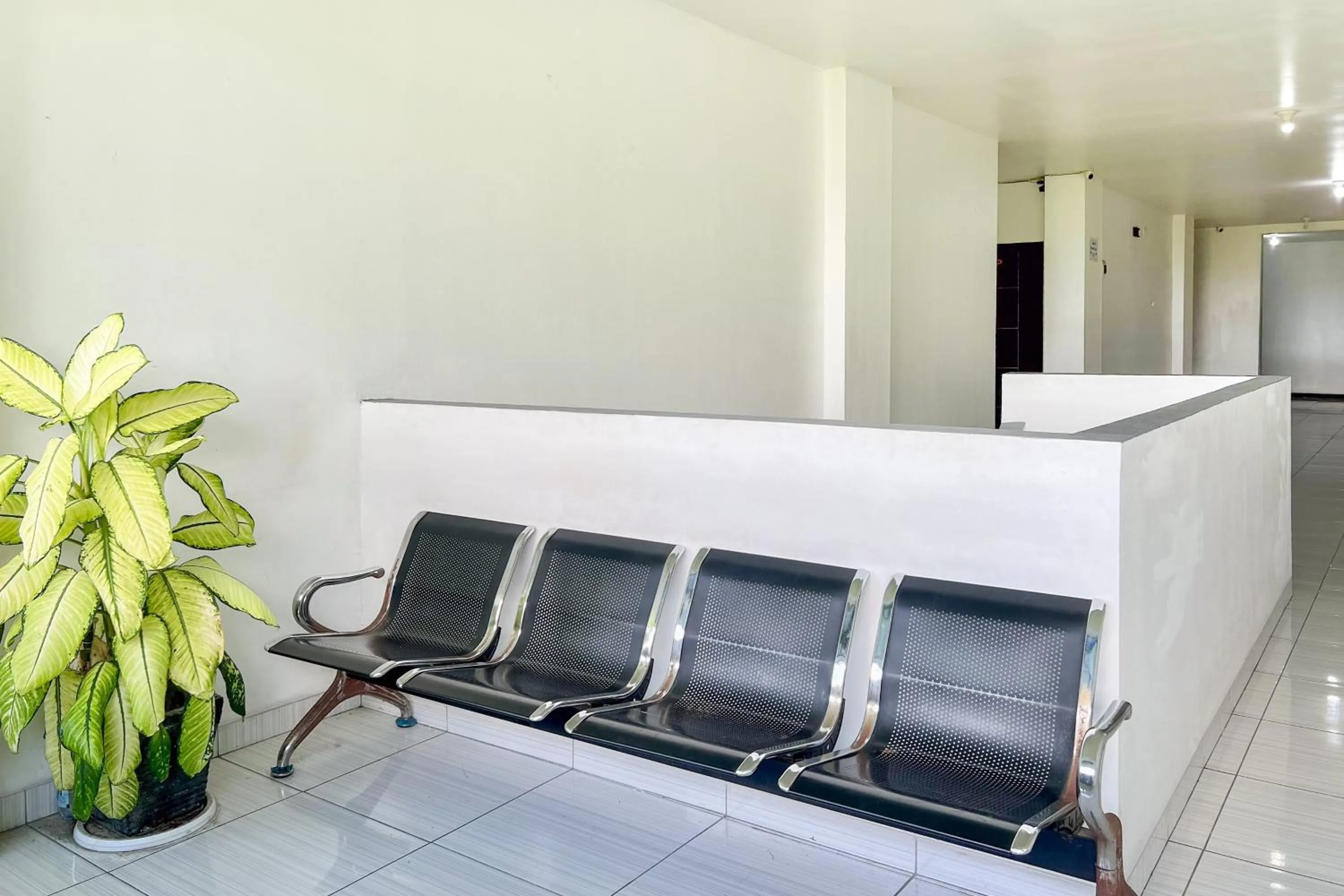 Seating area in RedDoorz at Vall Guest House Balikpapan