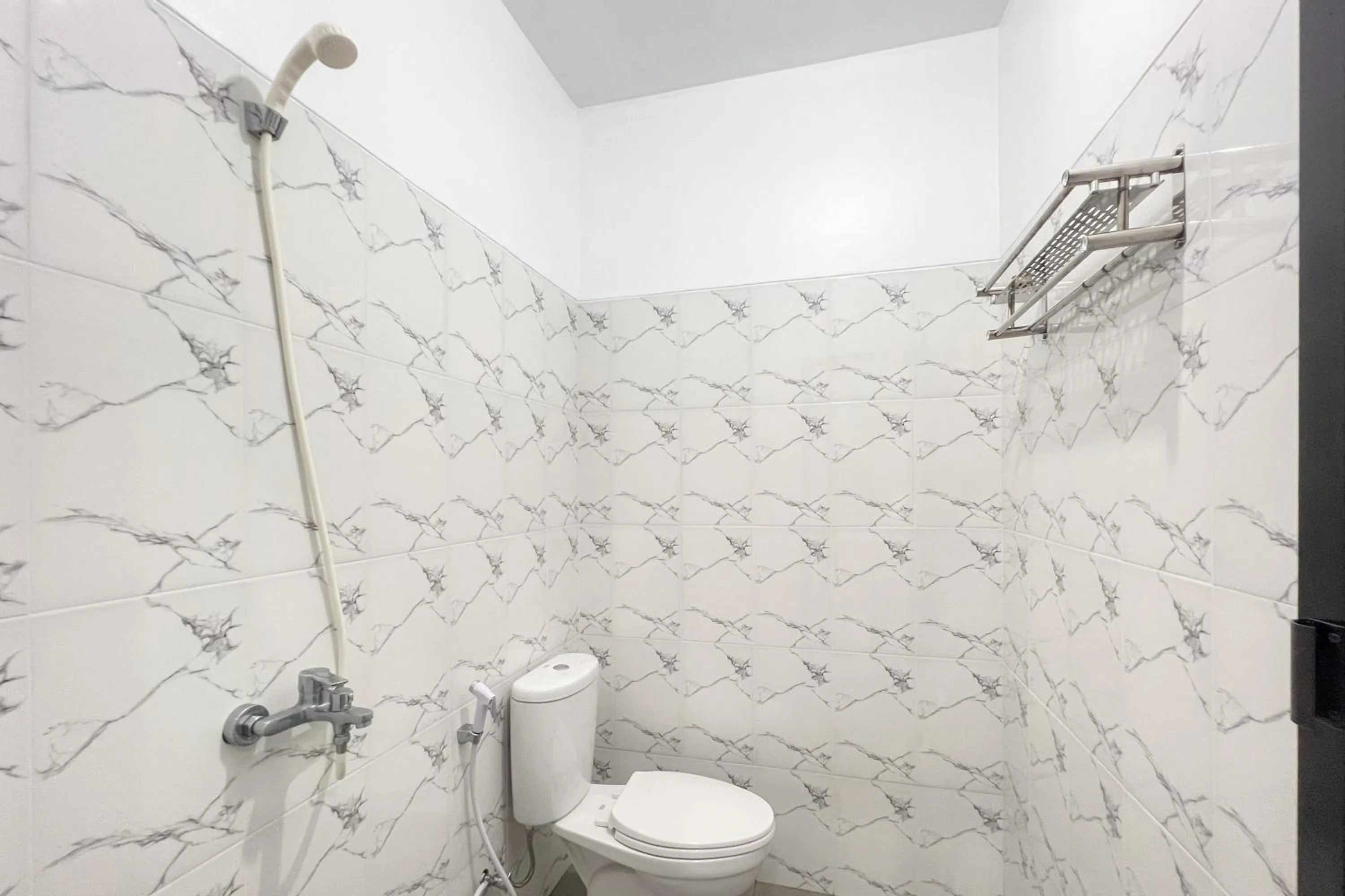 Bathroom in RedDoorz at Vall Guest House Balikpapan