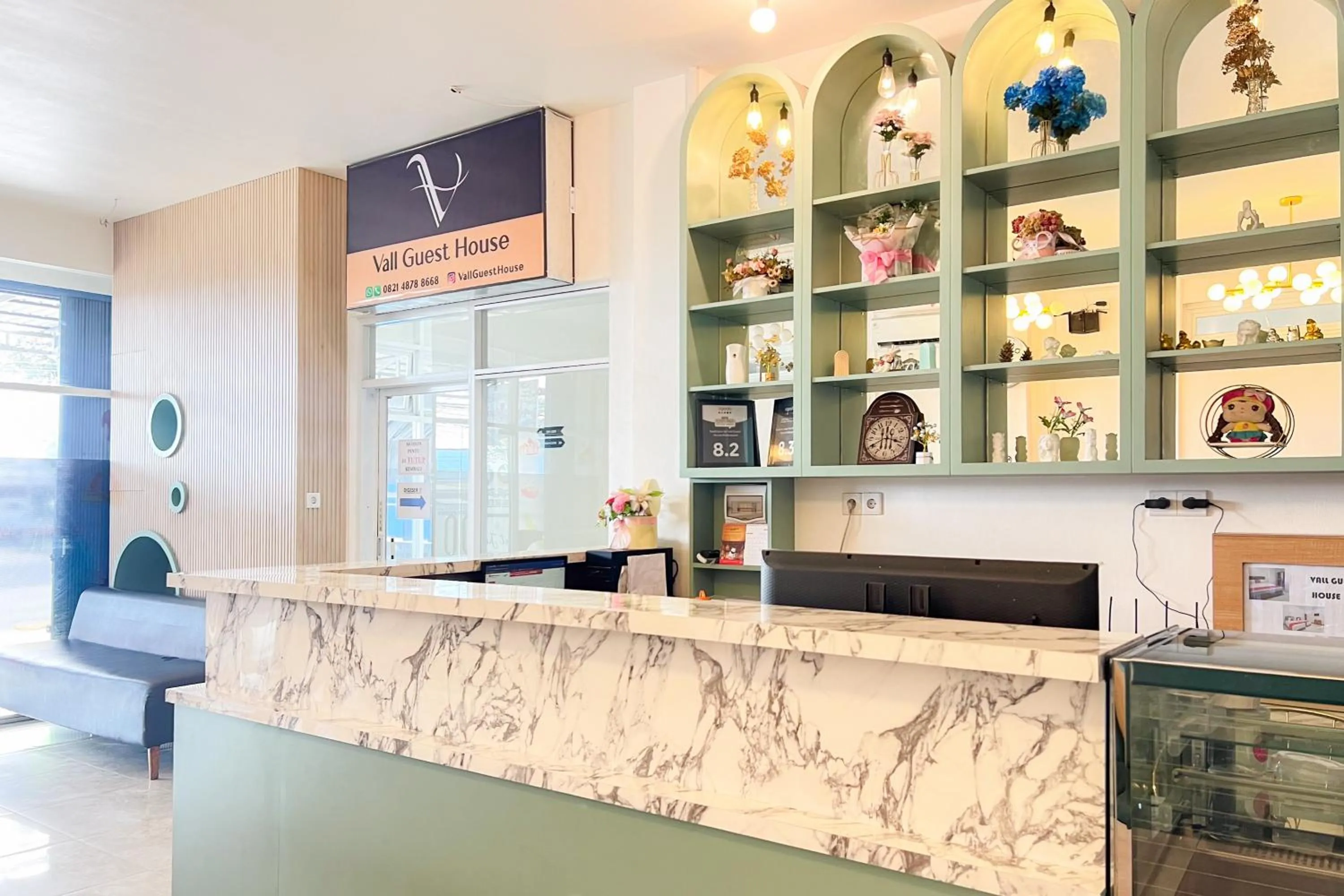 Lobby or reception in RedDoorz at Vall Guest House Balikpapan