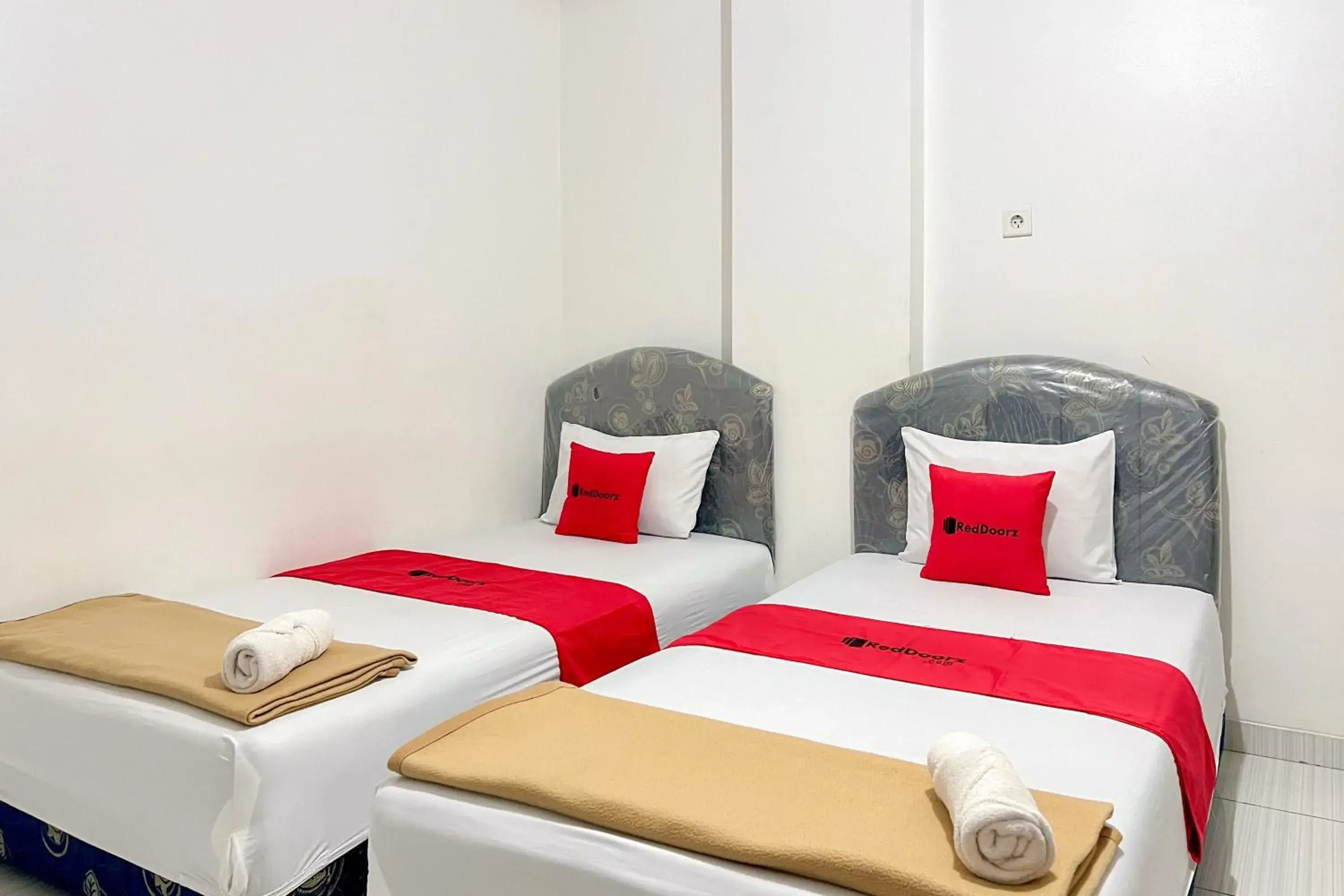 Twin Room in RedDoorz at Vall Guest House Balikpapan Twin Room in RedDoorz at Vall Guest House Balikpapan