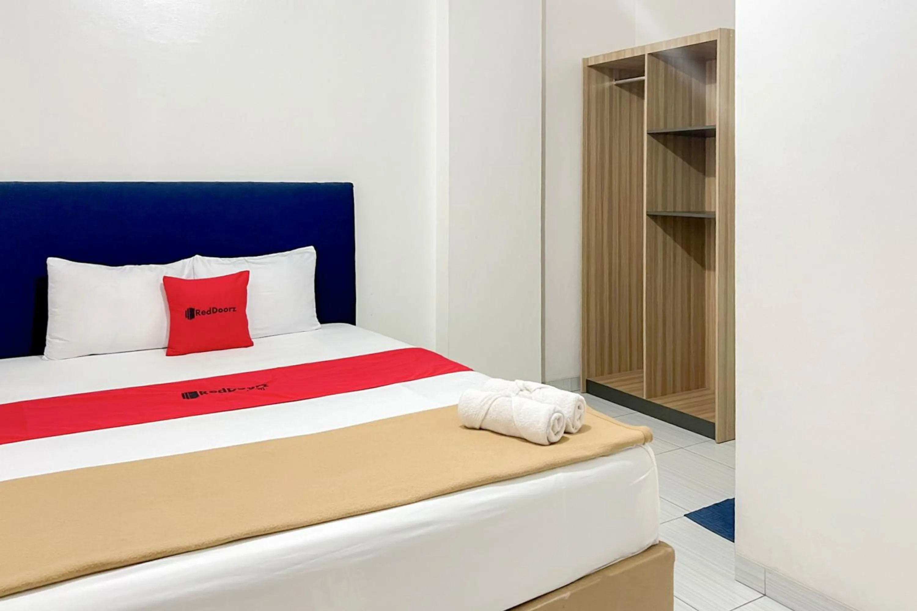 Bedroom, Bed in RedDoorz at Vall Guest House Balikpapan