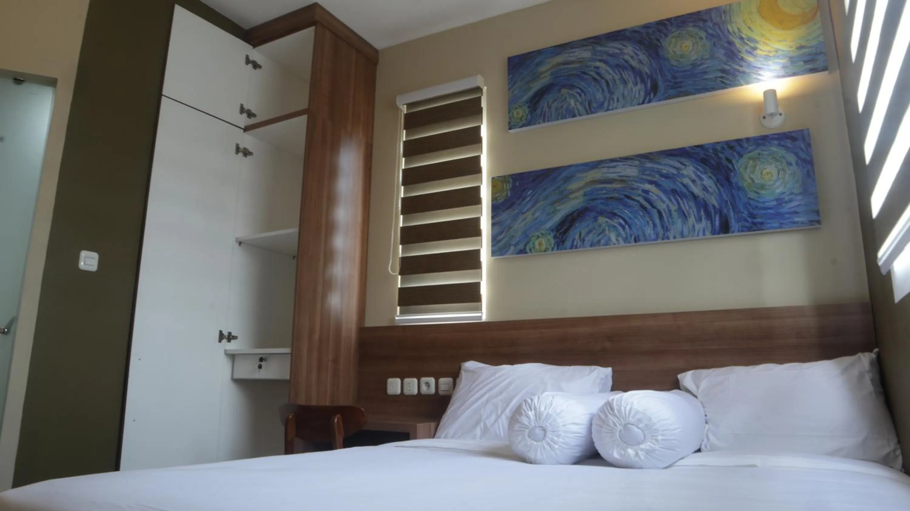 Bed in DJURAGAN KAMAR SLIPI