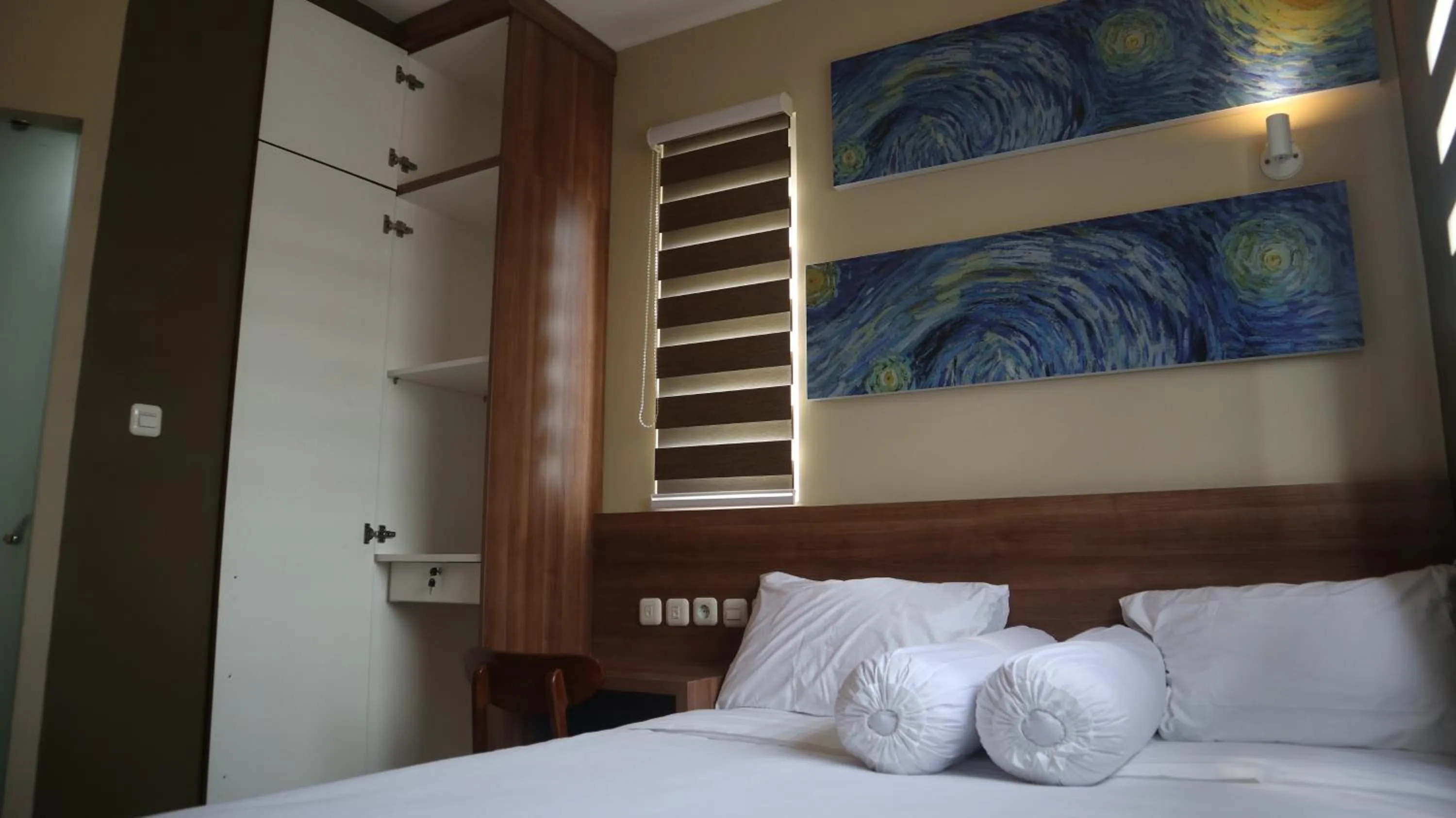 Bed in DJURAGAN KAMAR SLIPI