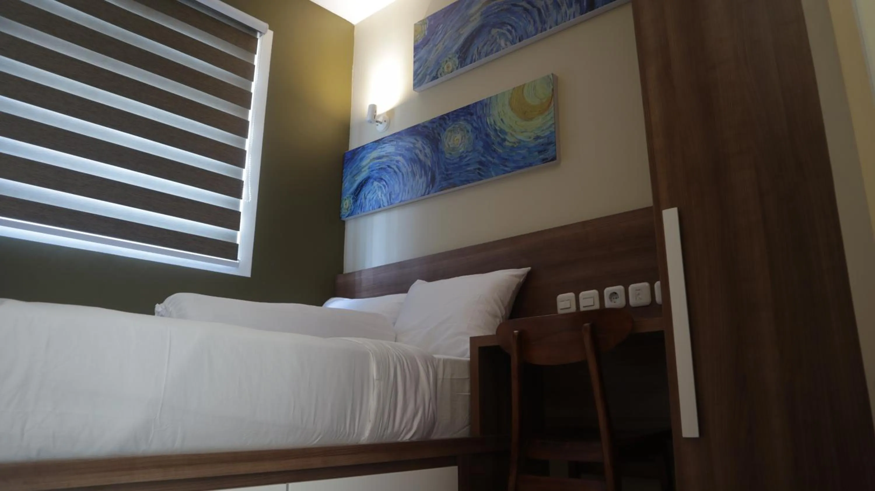 Bed in DJURAGAN KAMAR SLIPI