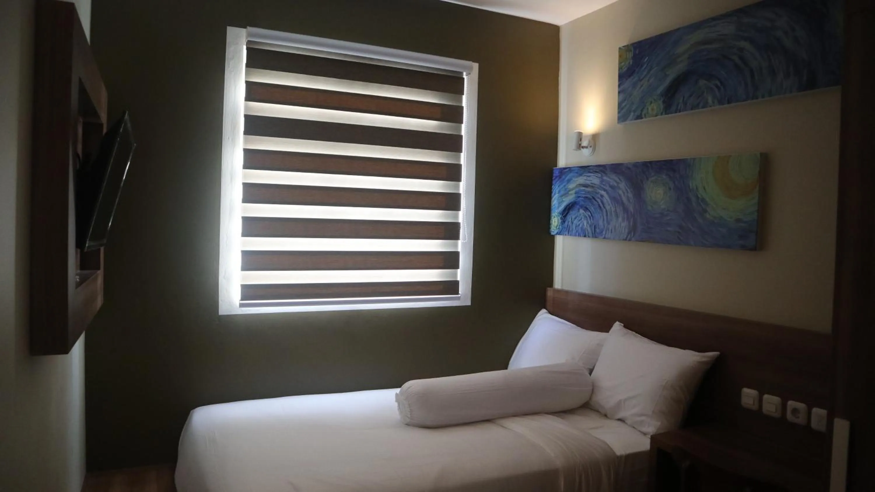 Bed in DJURAGAN KAMAR SLIPI