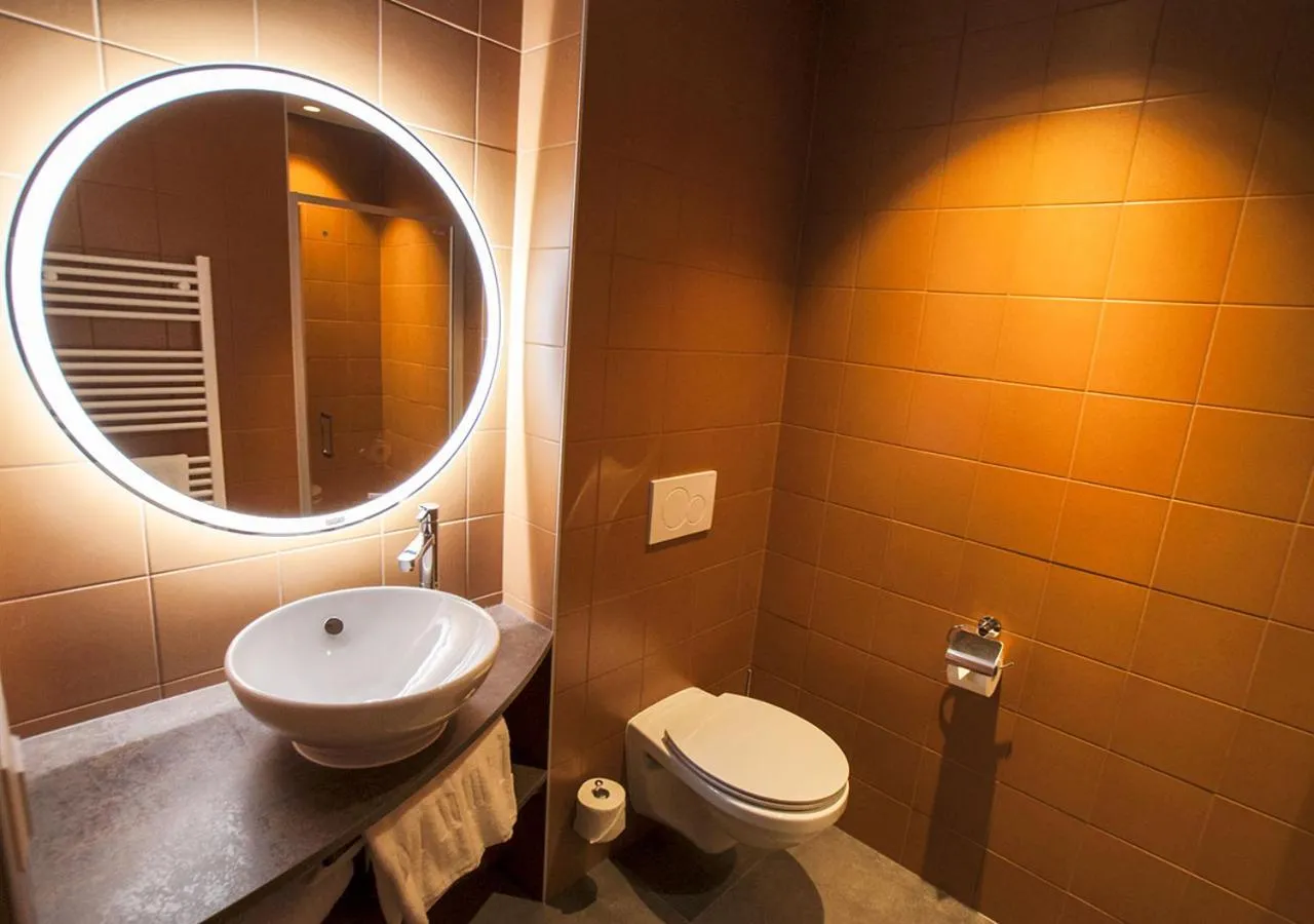 Bathroom in Hôtel Restaurant Port-Conty