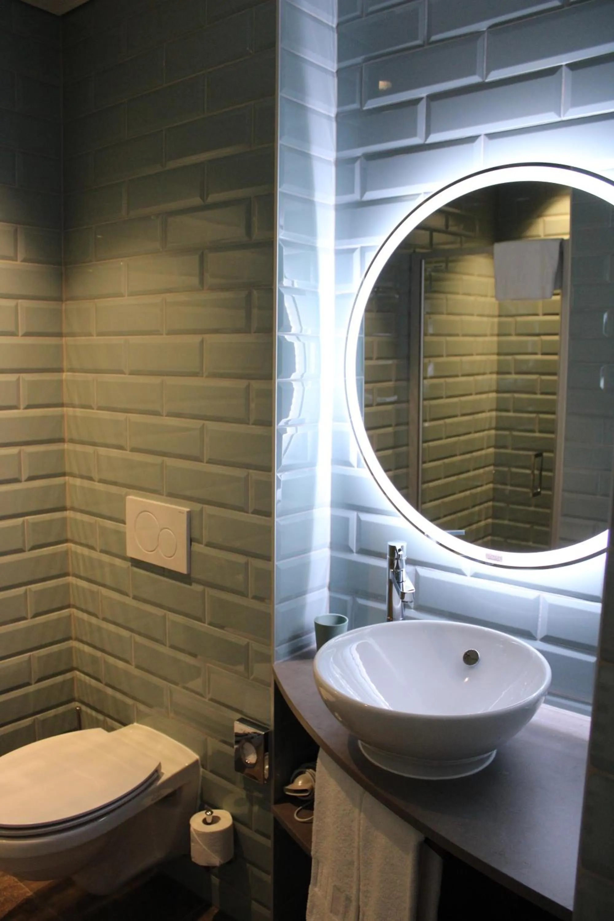 Toilet in Hôtel Restaurant Port-Conty