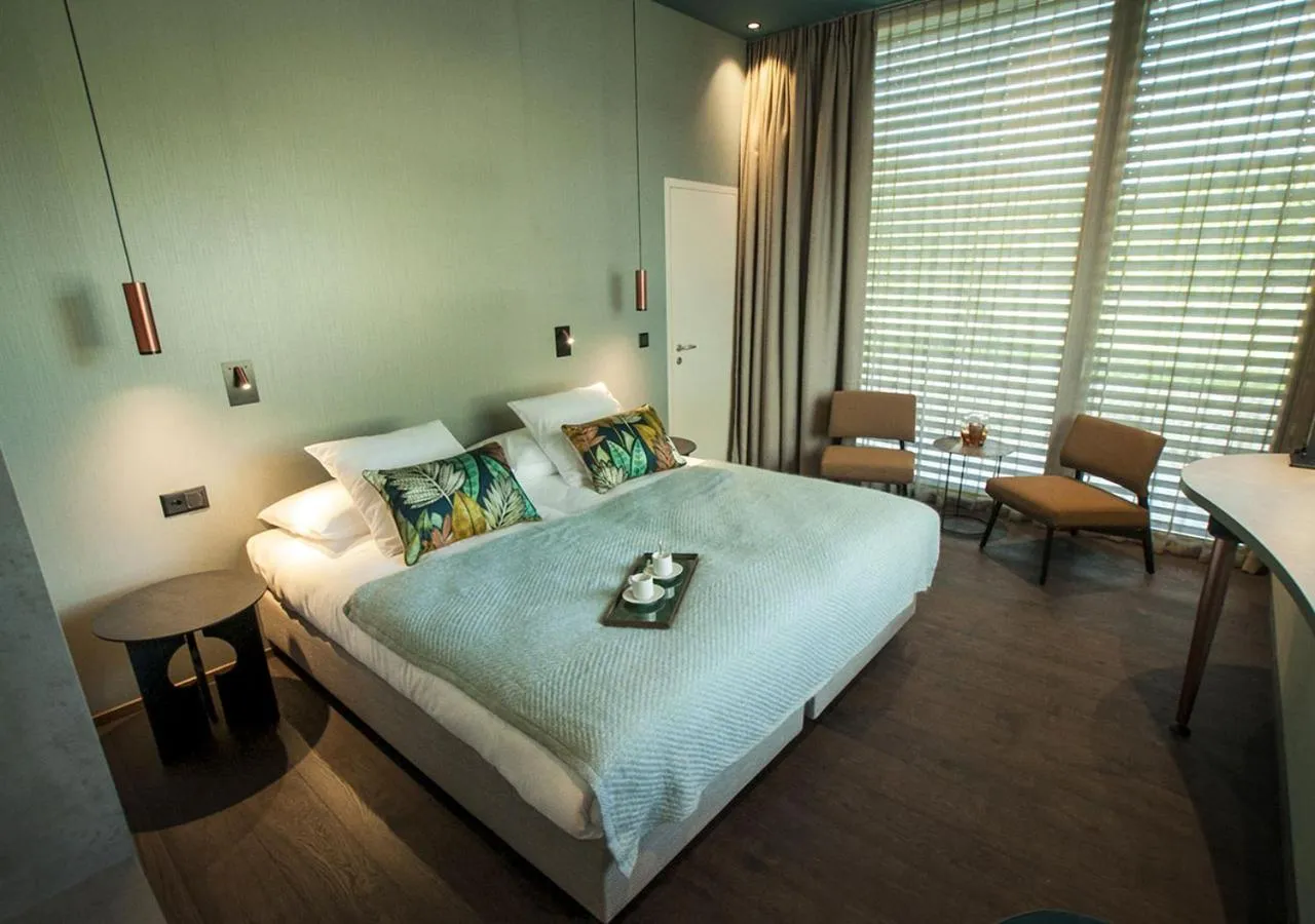 Bedroom in Hôtel Restaurant Port-Conty