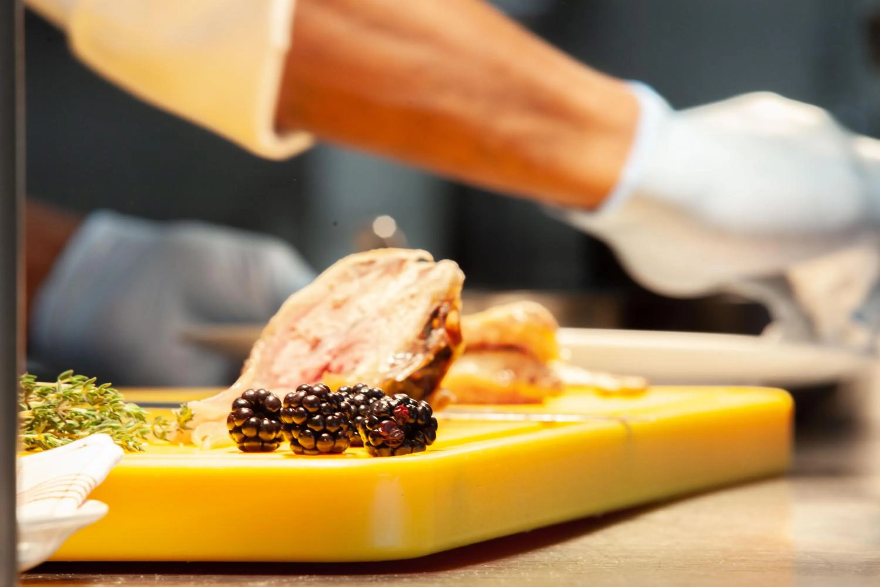 kitchen in Hôtel Restaurant Port-Conty