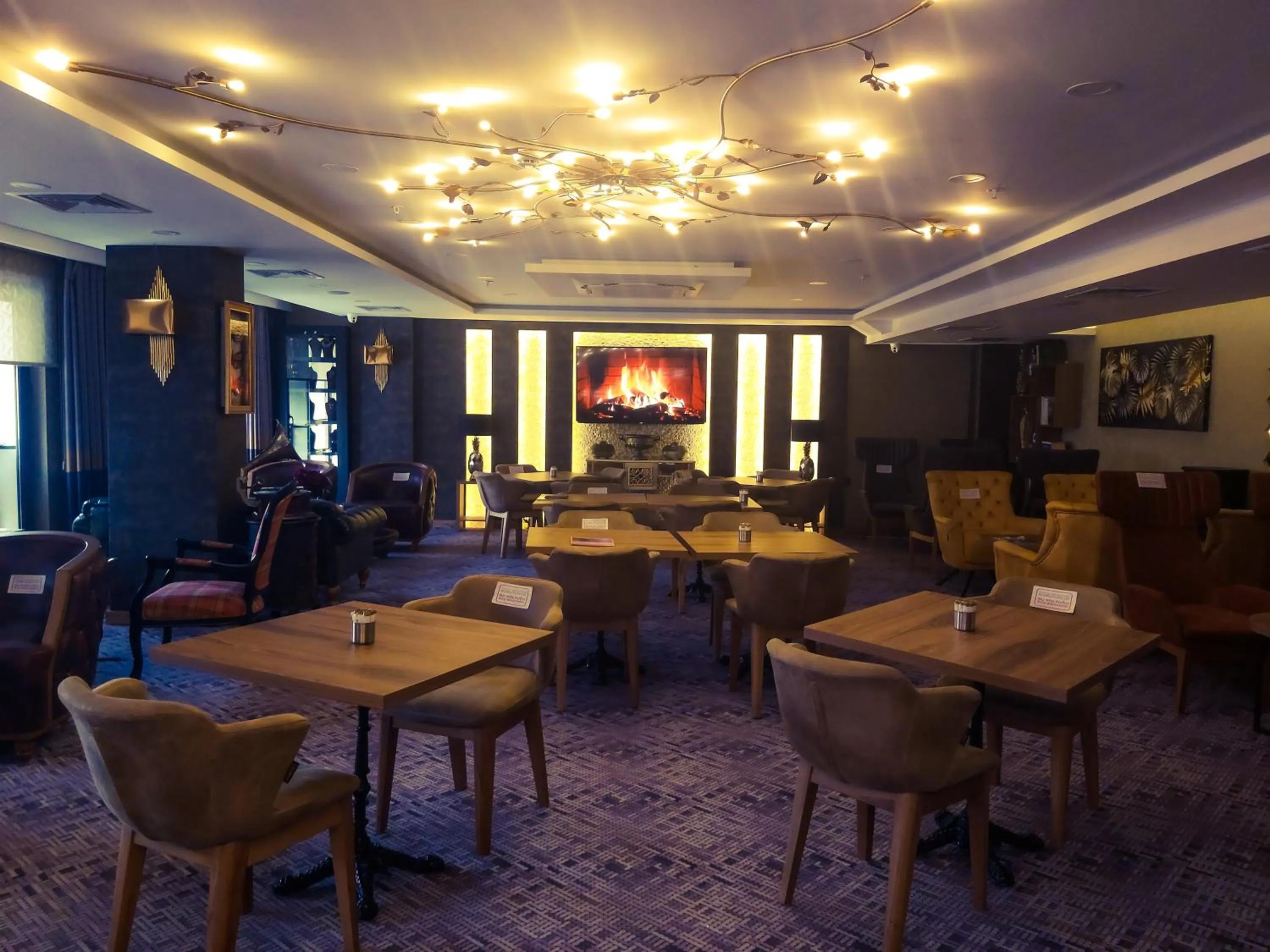 Restaurant/places to eat in RUA WORLD HOTEL