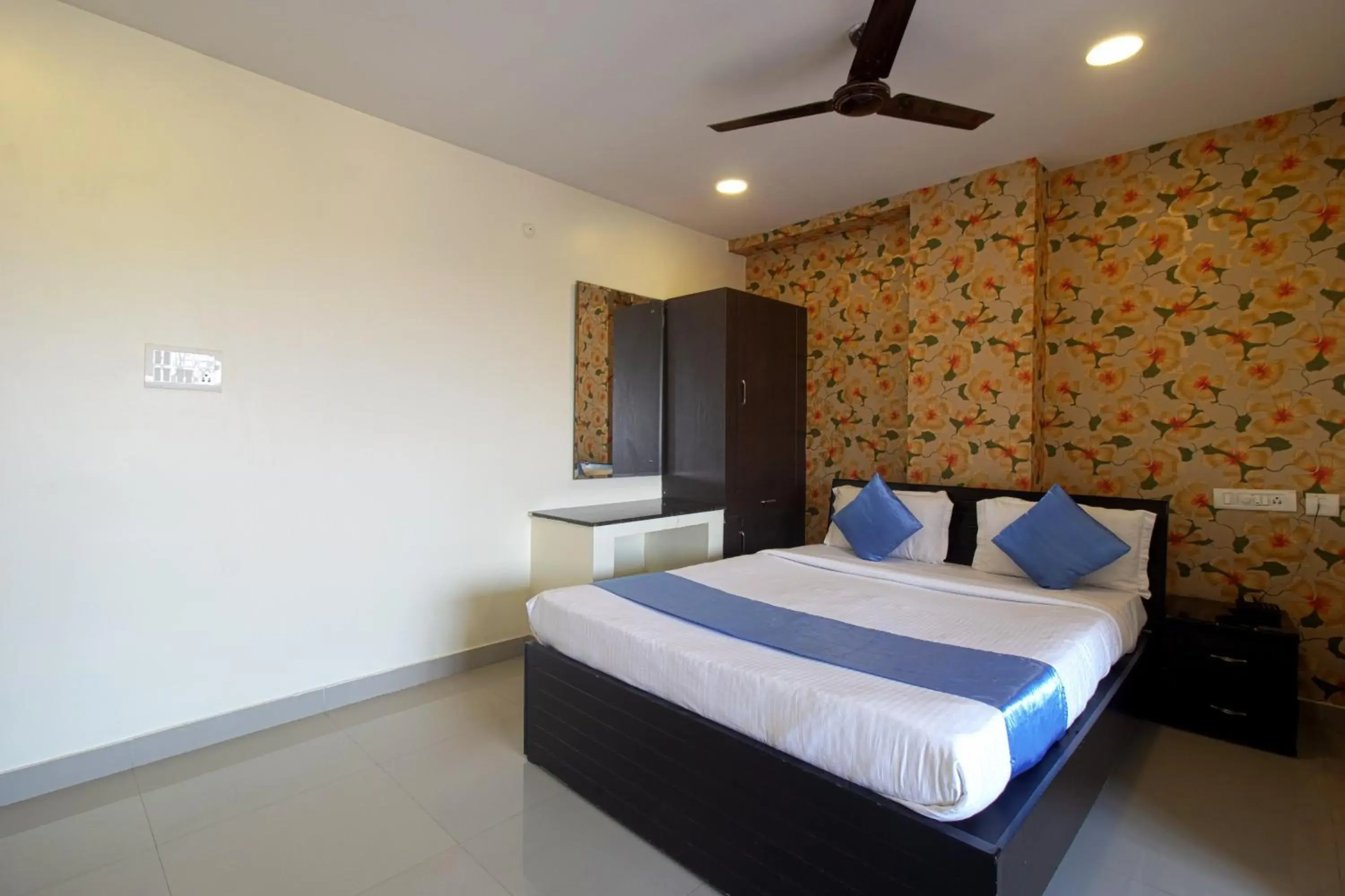 Bedroom, Bed in Hotel NS Royal Emirates With 3Hr Early check in Bedroom, Bed in Hotel NS Royal Emirates With 3Hr Early check in