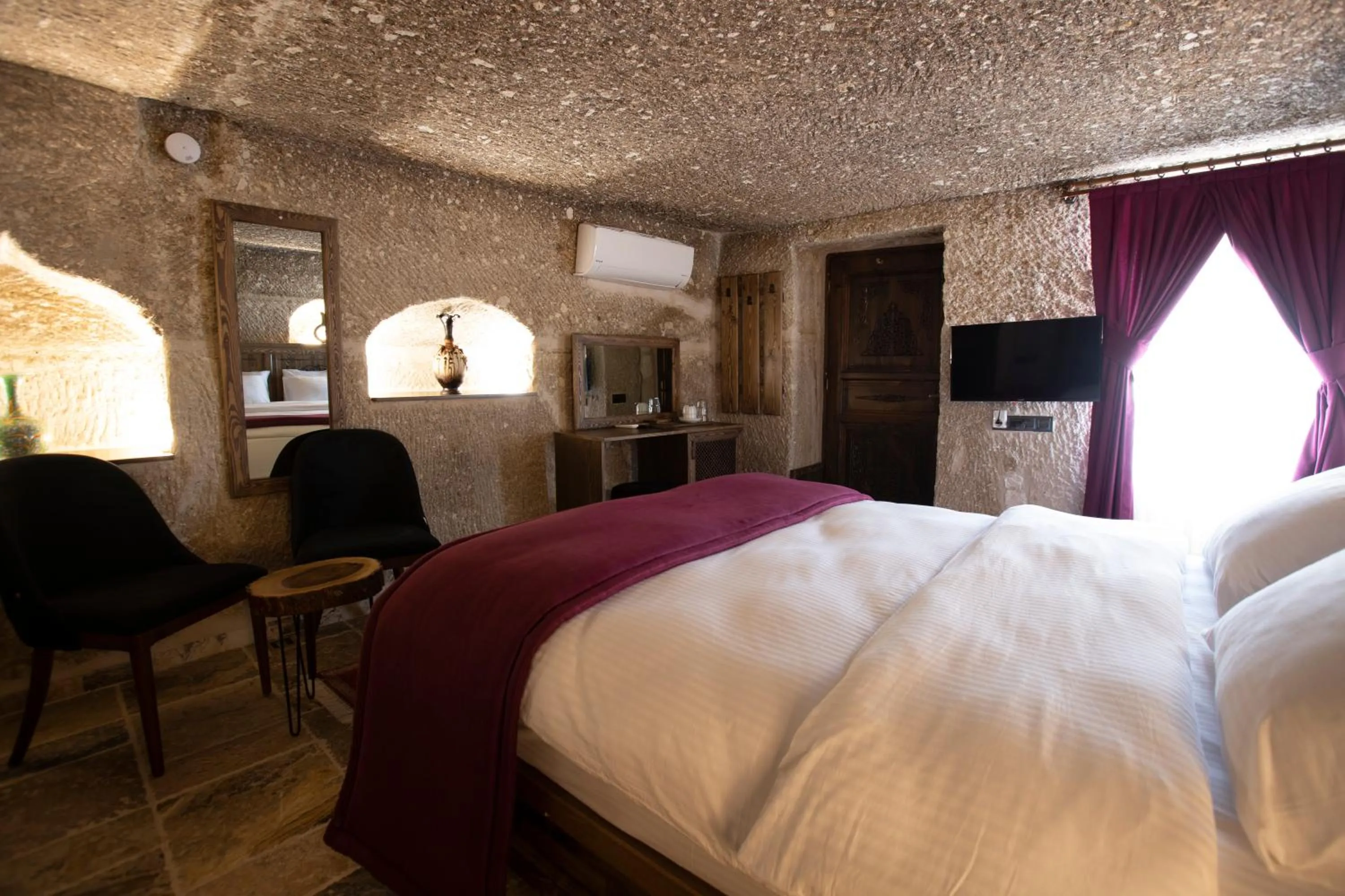 Photo of the whole room, Bed in Medusa Cave Hotel