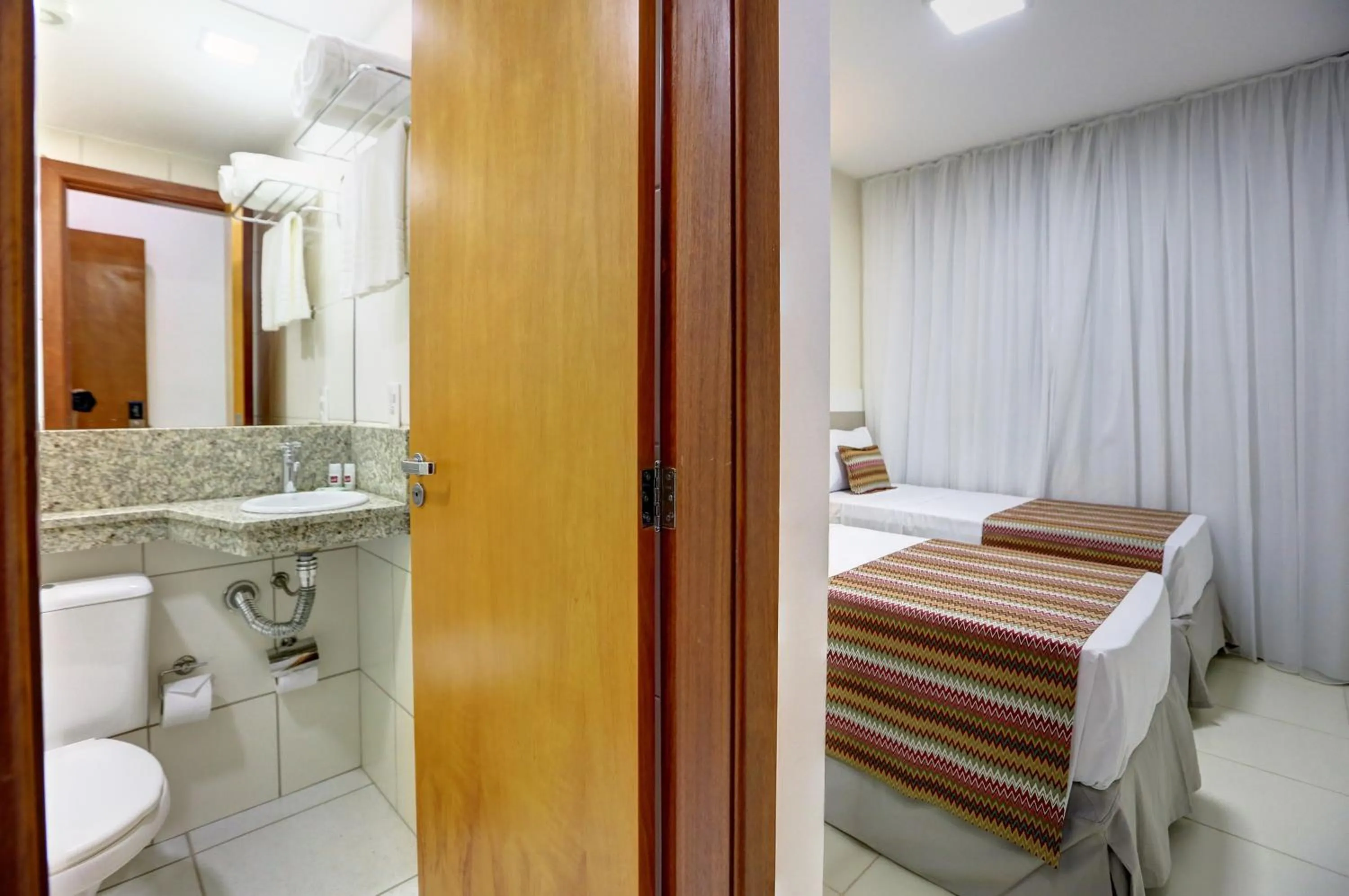 Bathroom, Bed in Transamerica Fit Vitória Praia de Camburi