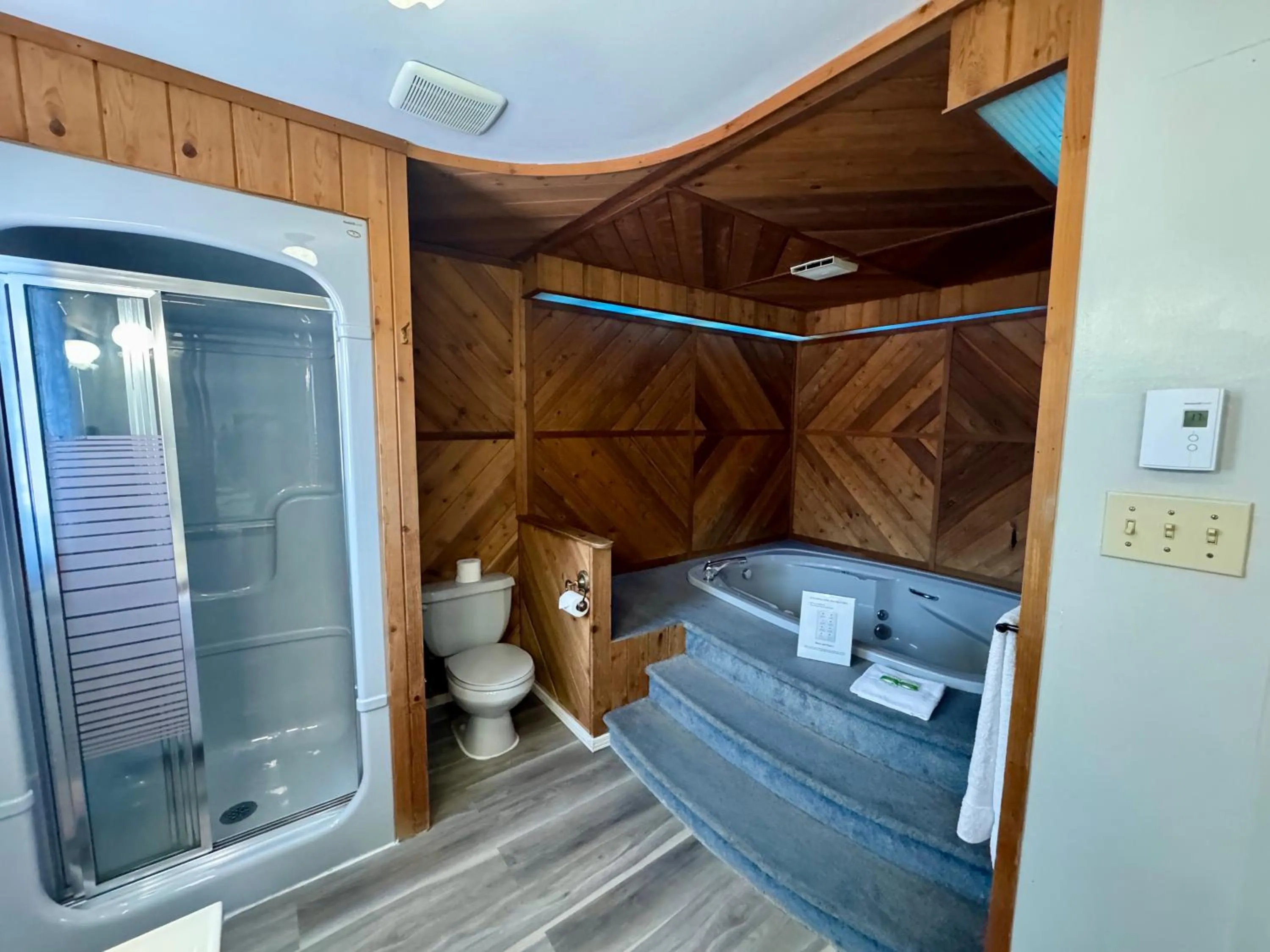 Bathroom in New Age Inn - Voyageur