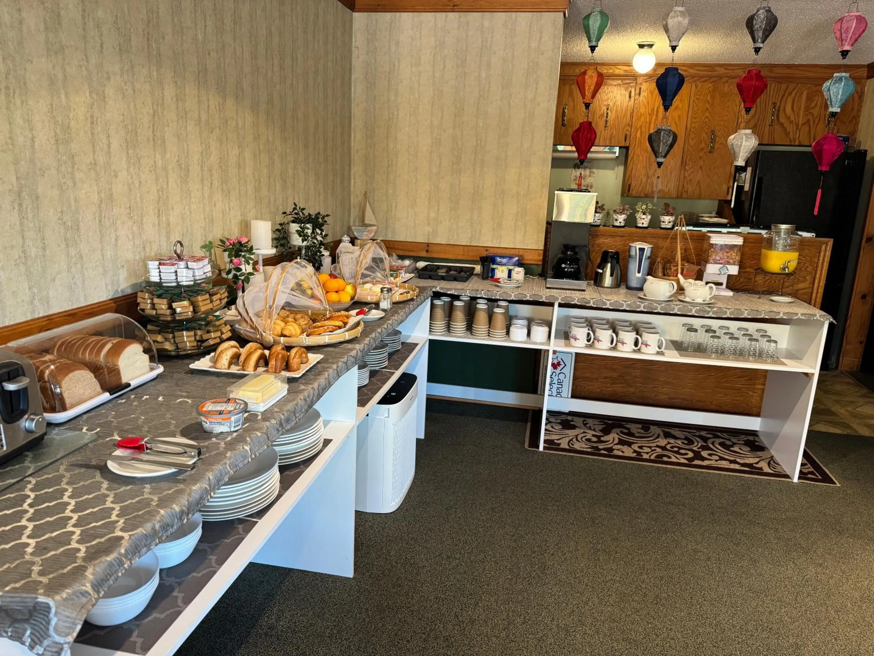 Breakfast in New Age Inn - Voyageur