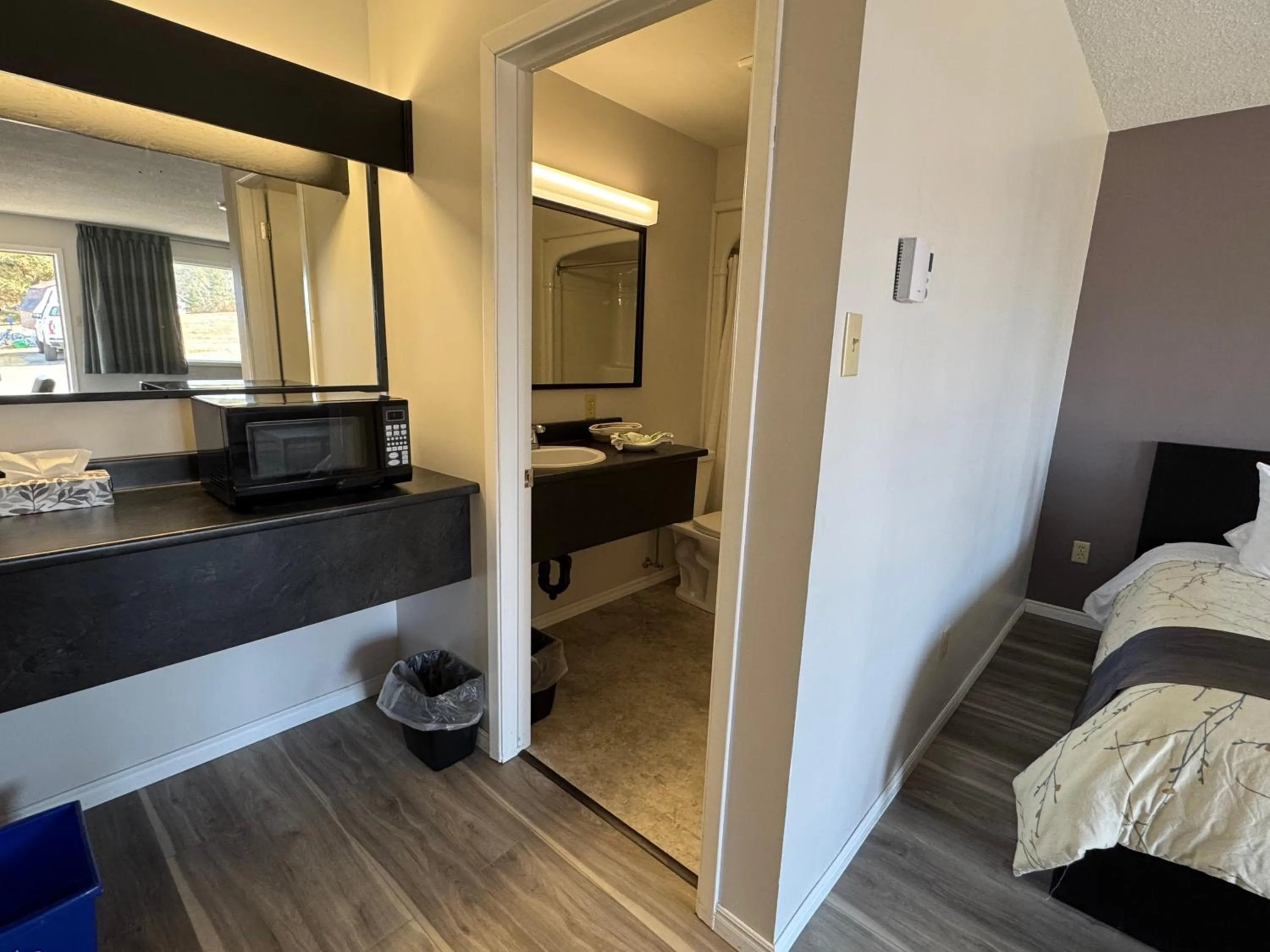 minibar, Bed in New Age Inn - Voyageur