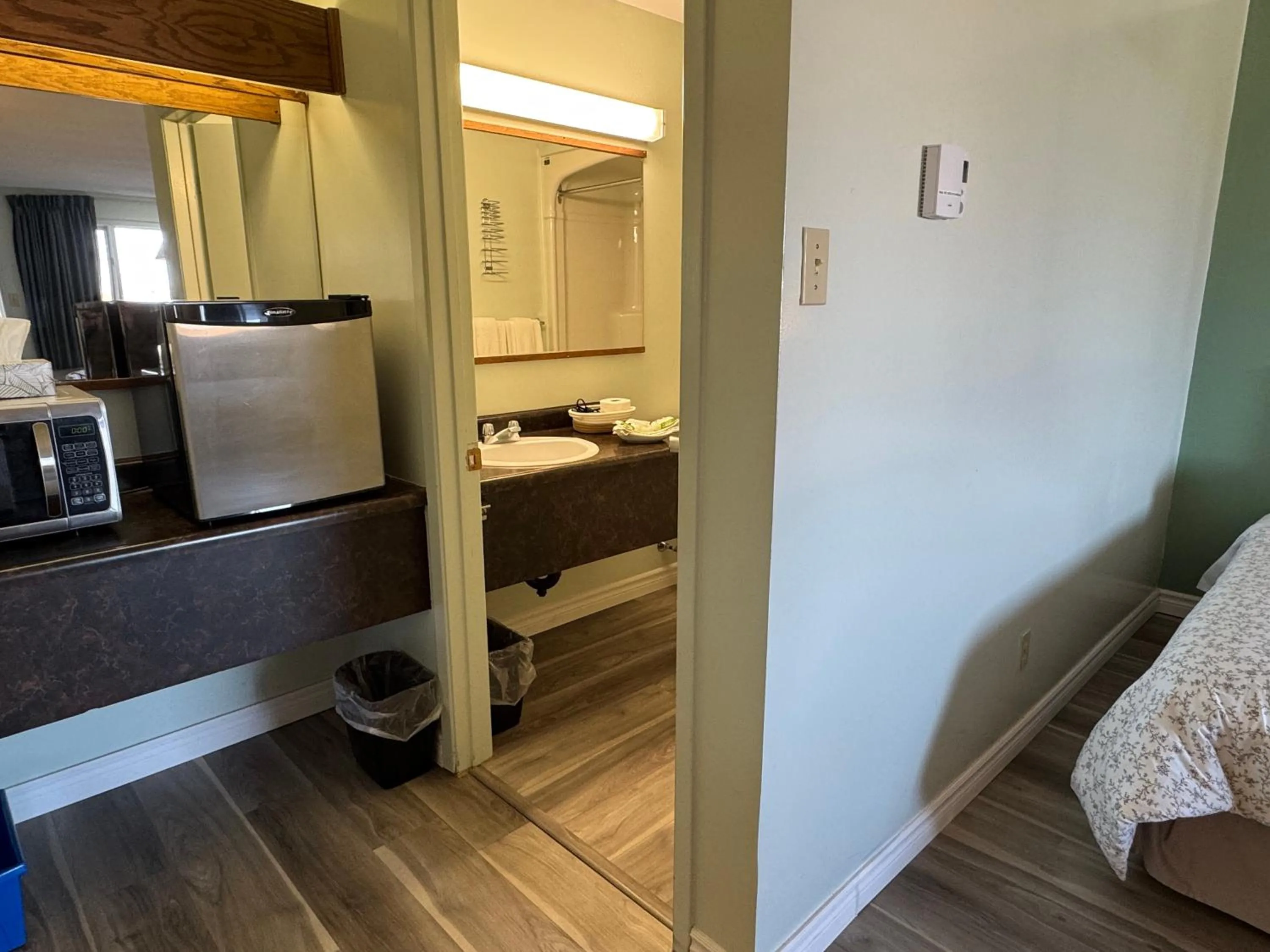 Bathroom, Bed in New Age Inn - Voyageur