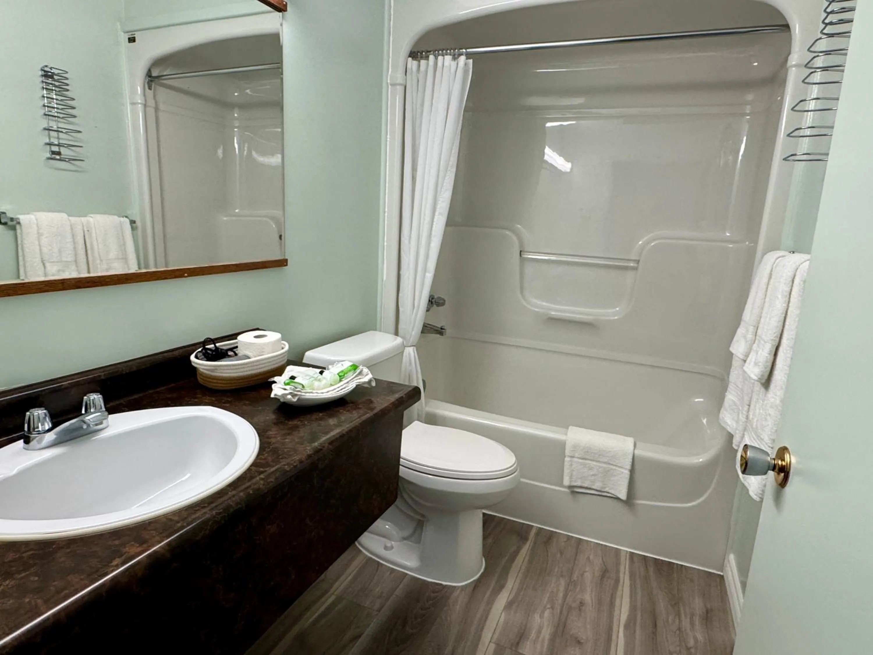 Shower in New Age Inn - Voyageur