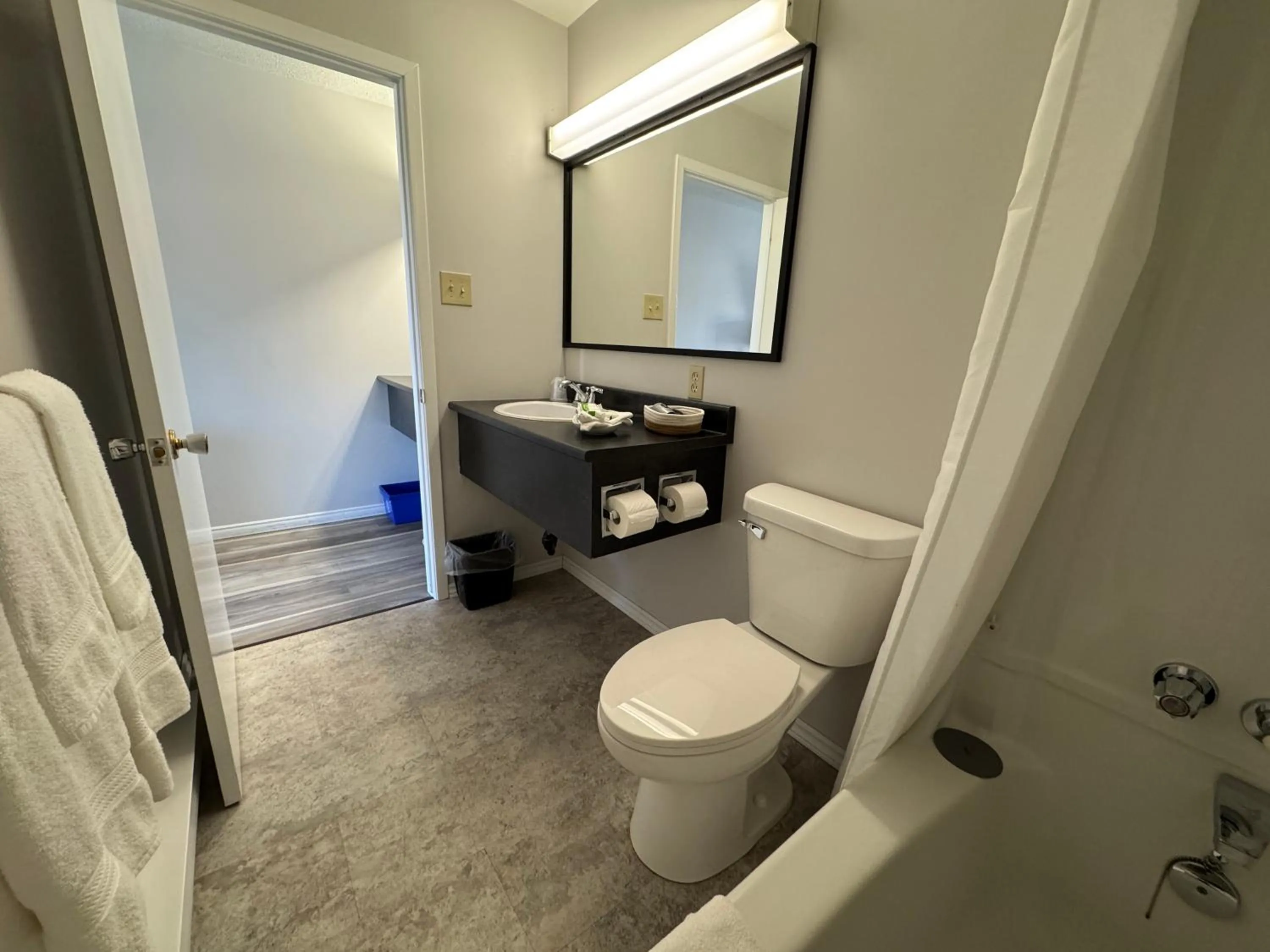 Bathroom in New Age Inn - Voyageur