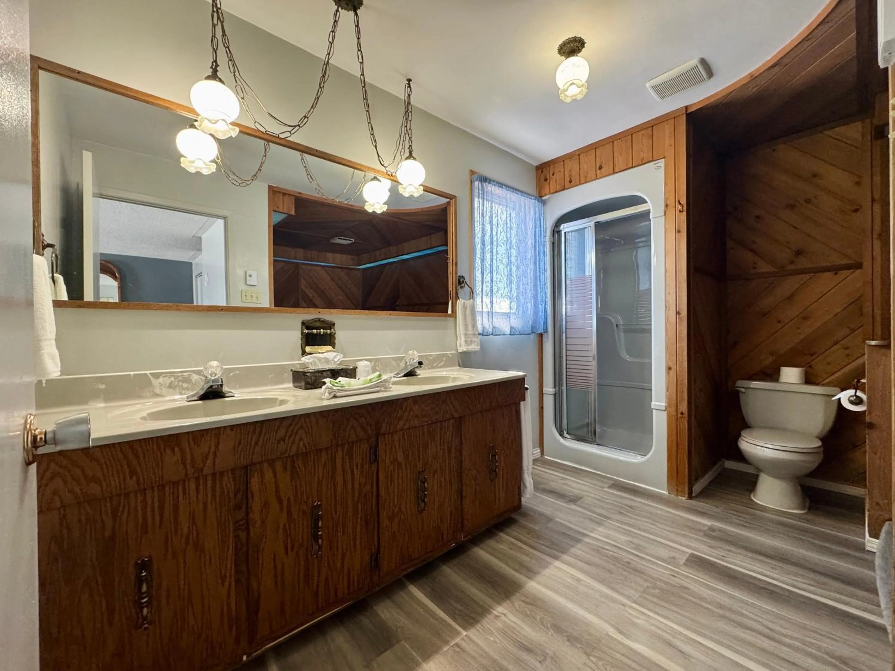 Bathroom in New Age Inn - Voyageur