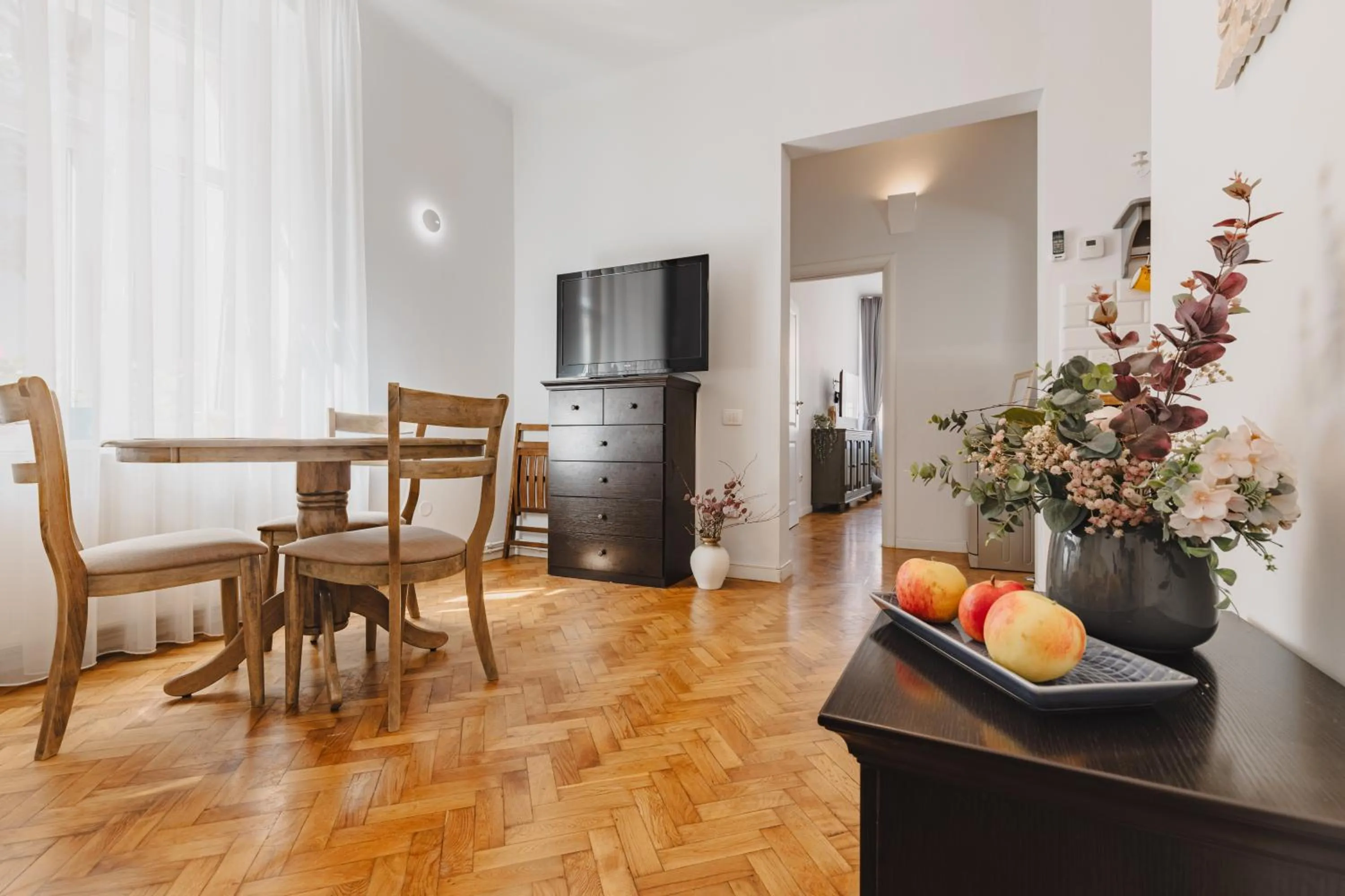 Communal lounge/ TV room in ALBERT RESIDENCE Brasov with complimentary parking and 10 percent Food and Drinks