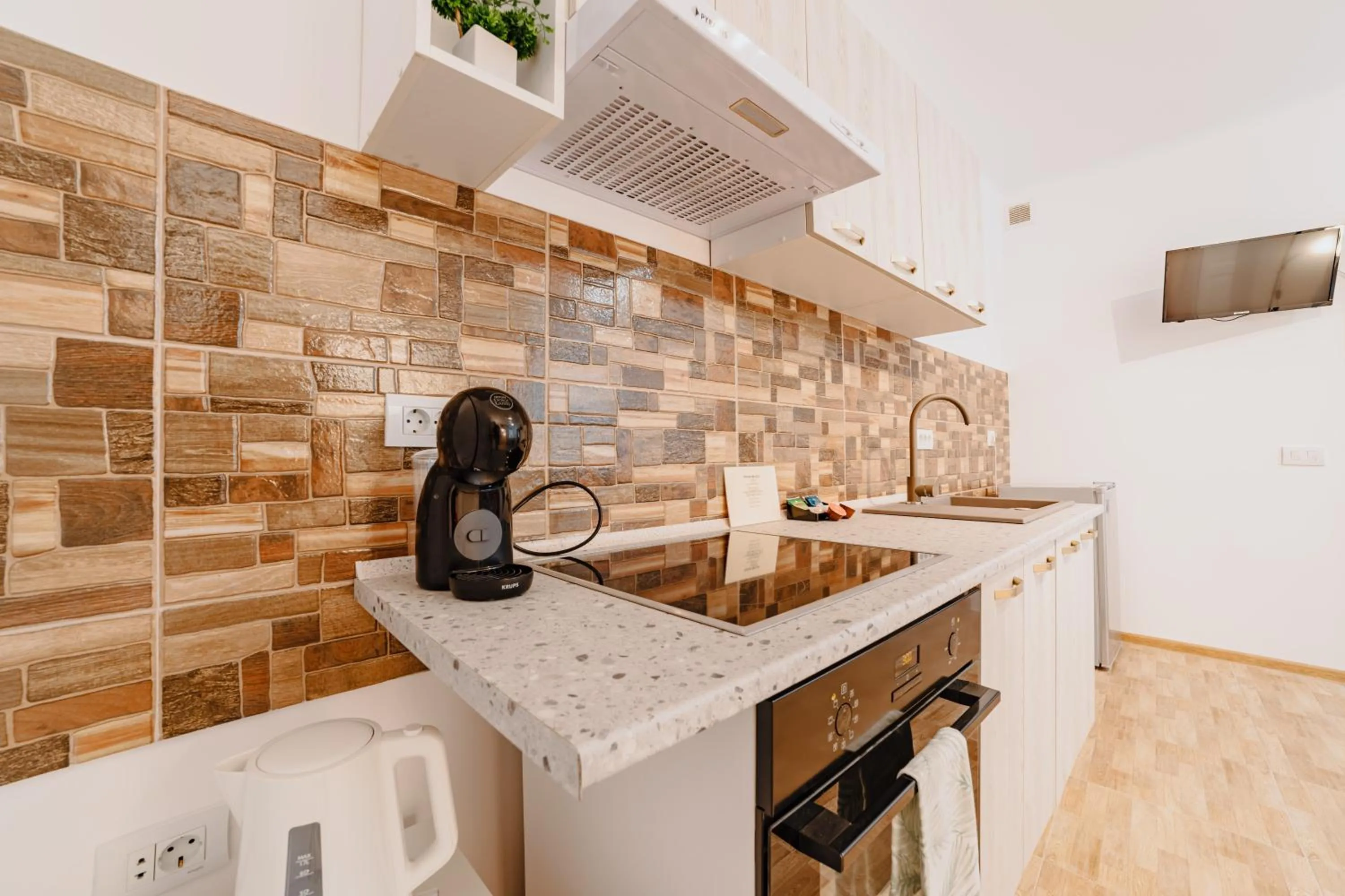 Coffee/tea facilities in ALBERT RESIDENCE Brasov with complimentary parking and 10 percent Food and Drinks