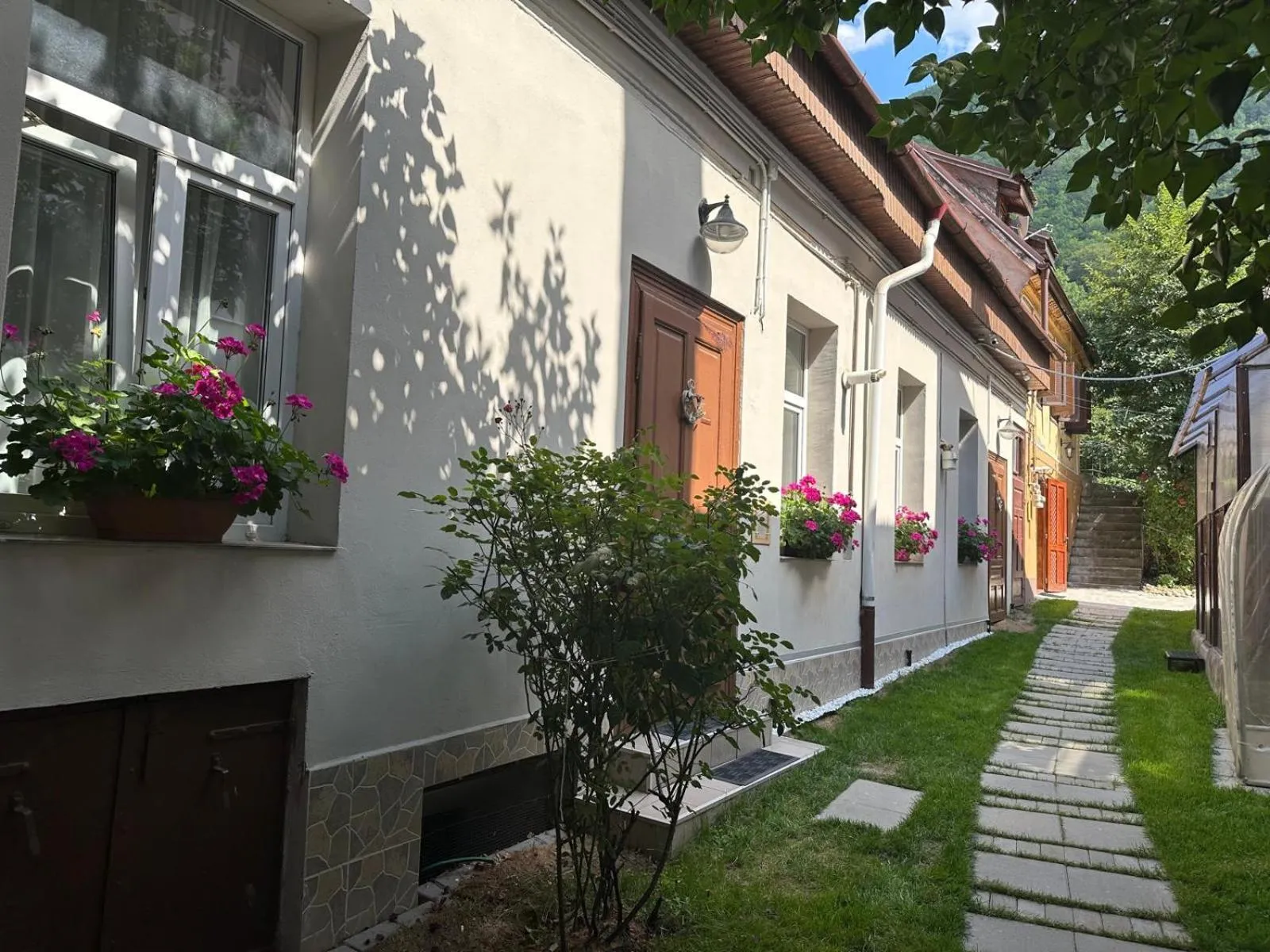 Property building in ALBERT RESIDENCE Brasov with complimentary parking and 10 percent Food and Drinks