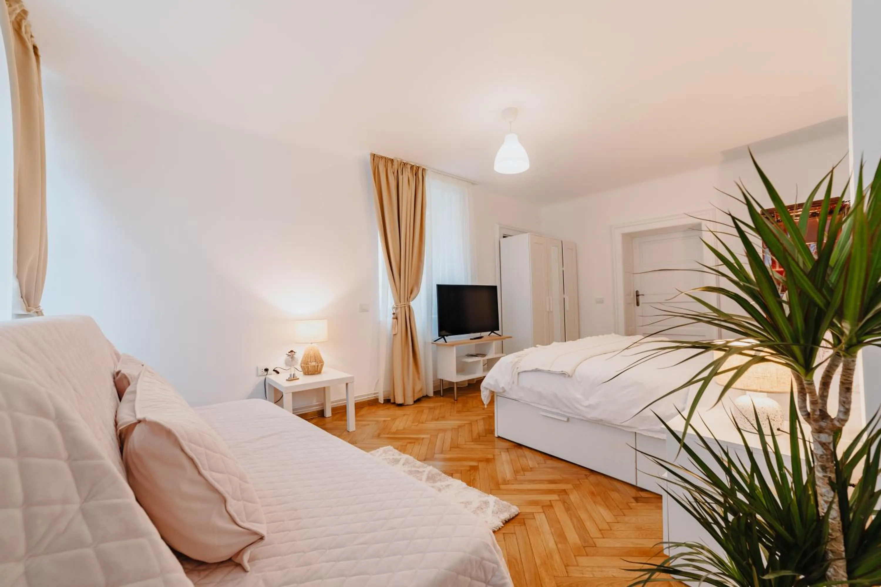 Bed in ALBERT RESIDENCE Brasov with complimentary parking and 10 percent Food and Drinks