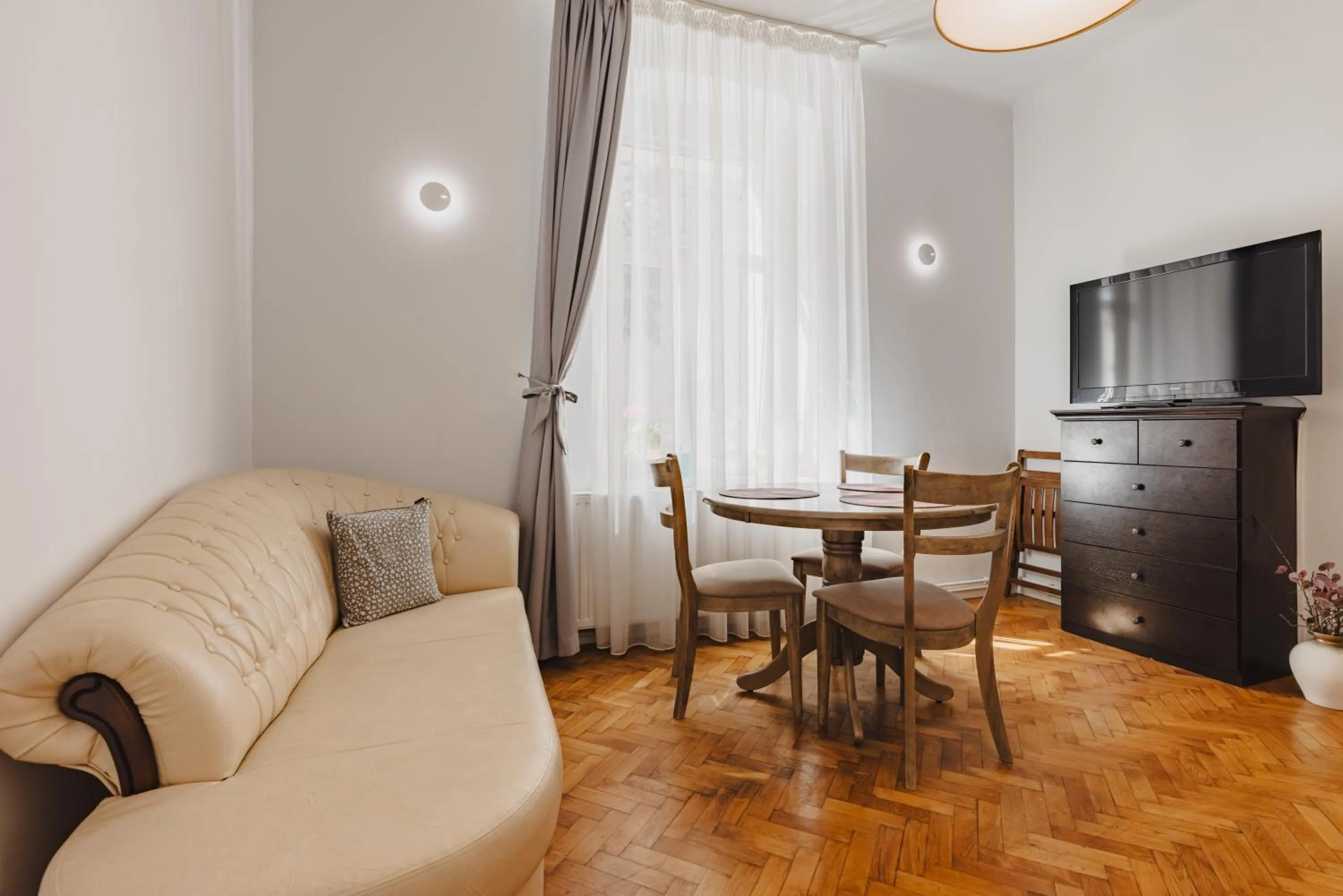 Dining area in ALBERT RESIDENCE Brasov with complimentary parking and 10 percent Food and Drinks